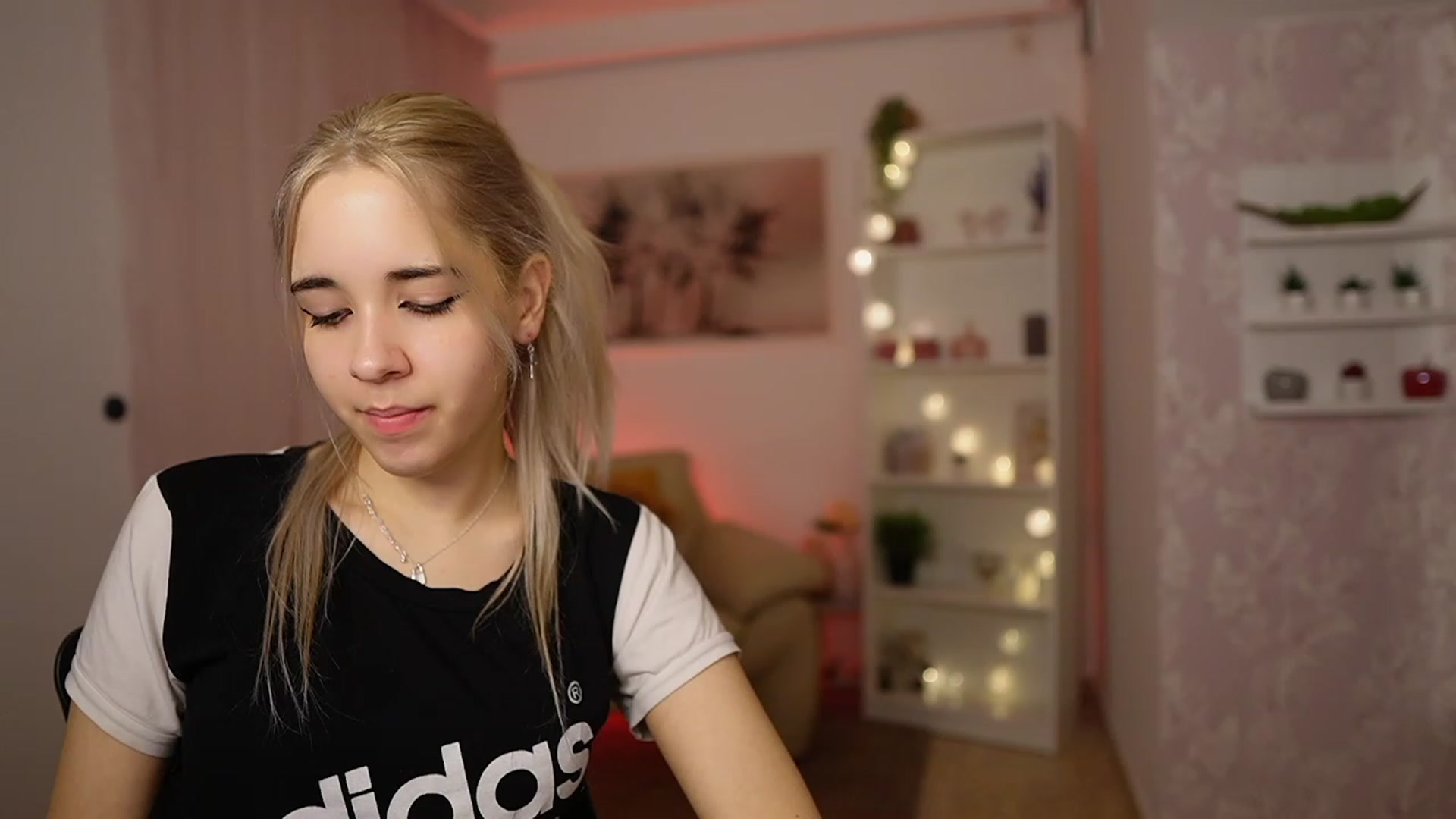 Gallery image thumbnail from Katie_Kush18's myfreecams stream on, 02/20/2024, 13:01 image 14 of 20