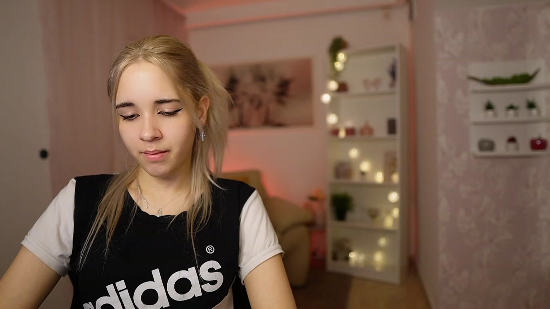 Gallery image thumbnail from Katie_Kush18's myfreecams stream on, 02/20/2024, 13:01 image 8 of 20