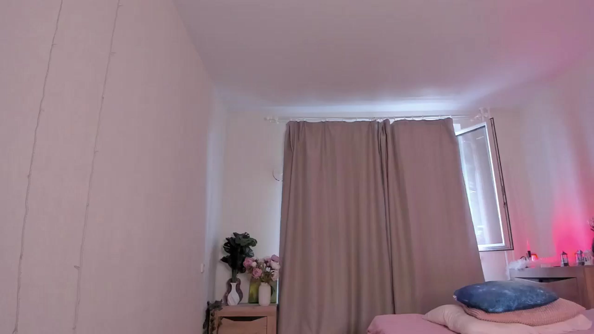 Gallery image thumbnail from Katieness's myfreecams stream on, 03/30/2025, 12:10 image 5 of 20