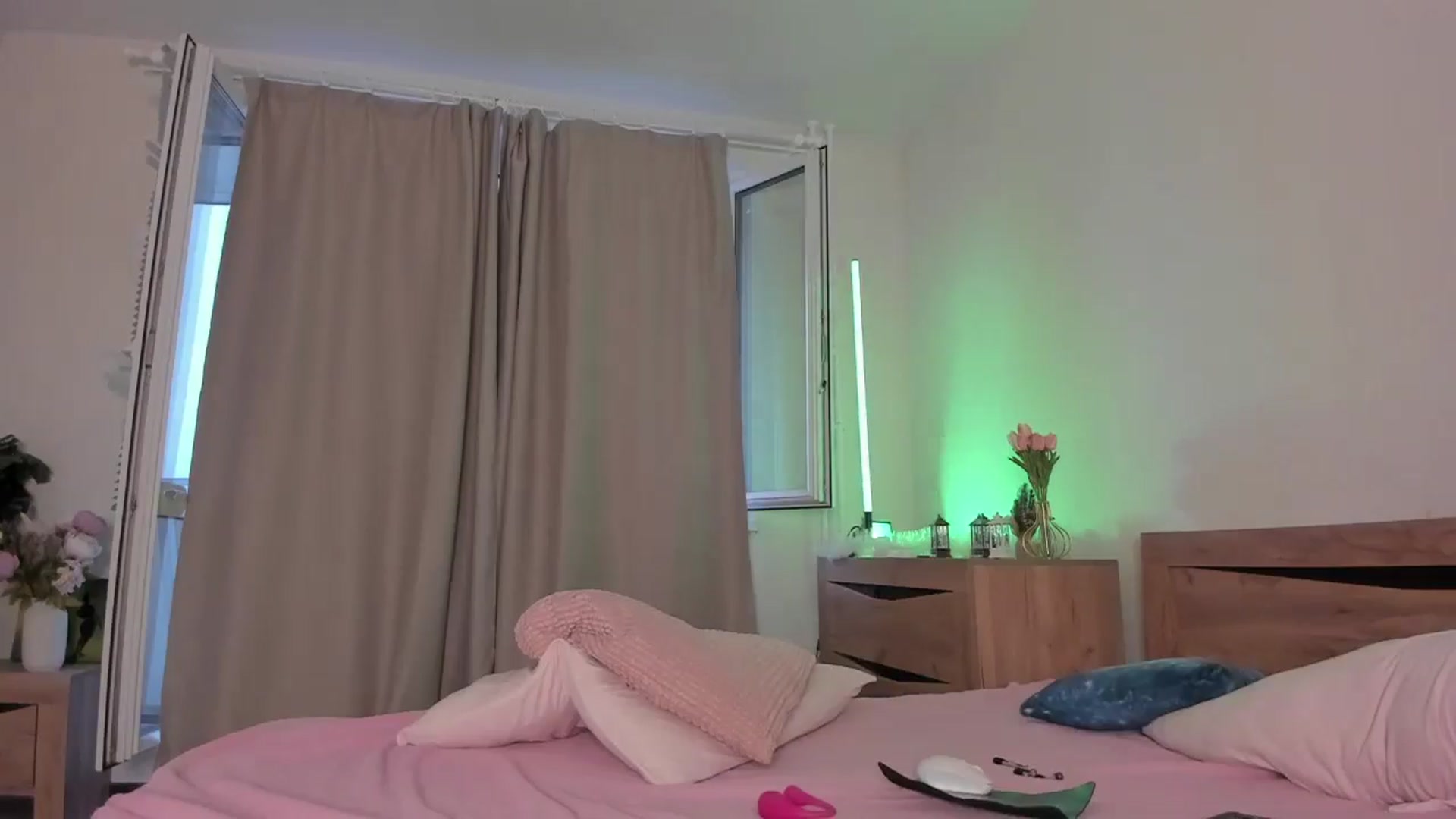 Gallery image thumbnail from Katieness's myfreecams stream on, 03/30/2025, 15:35 image 8 of 20