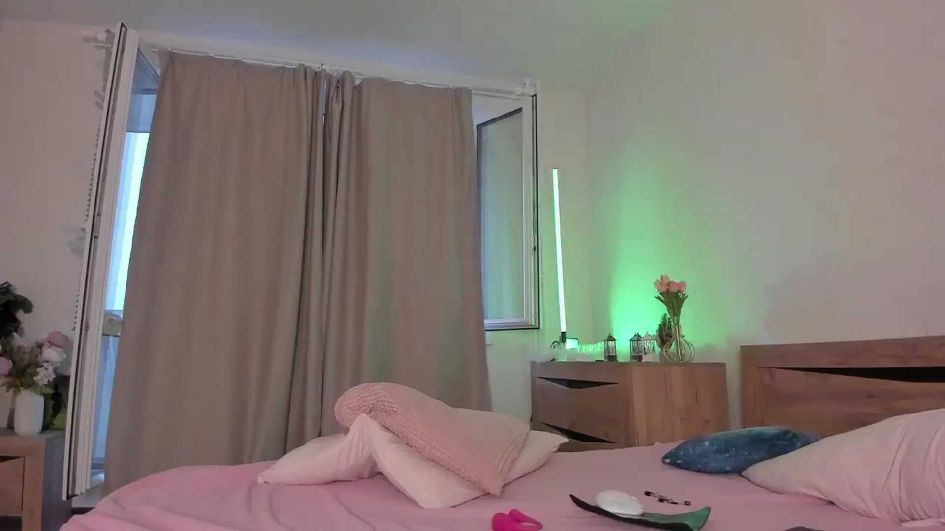 Gallery image thumbnail from Katieness's myfreecams stream on, 03/30/2025, 15:35 image 7 of 20