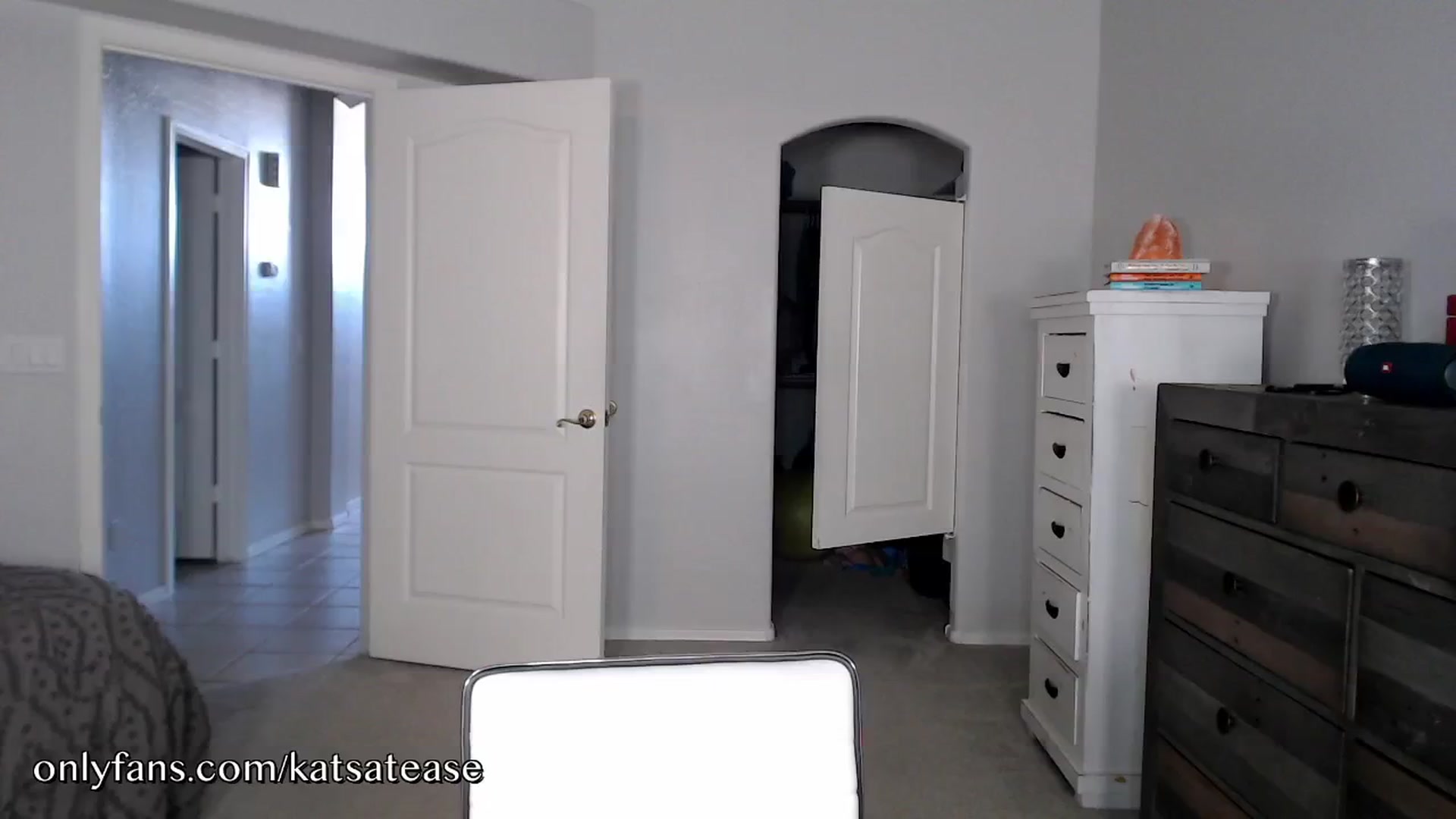 Gallery image thumbnail from KatsAtease's myfreecams stream on, 08/09/2024, 23:56 image 6 of 20