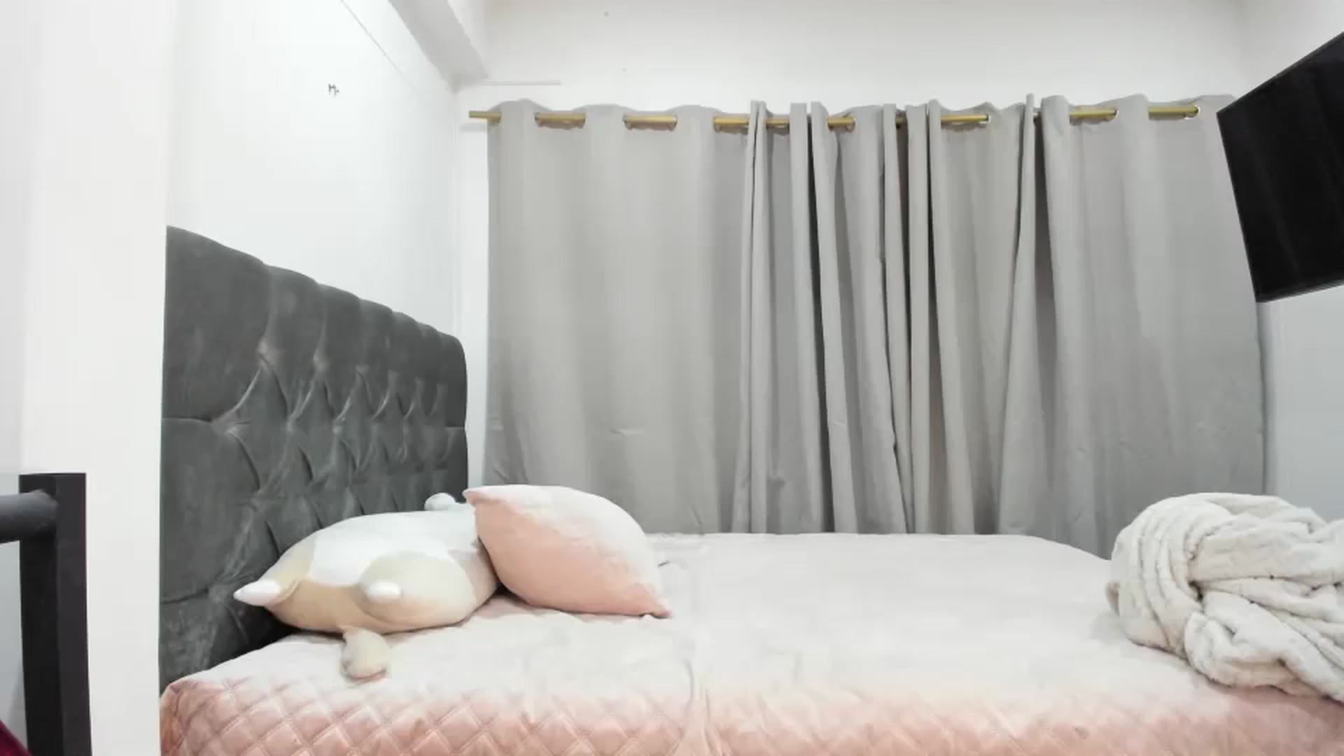 Gallery image thumbnail from Kattgalle's myfreecams stream on, 08/28/2025, 06:46 image 6 of 20