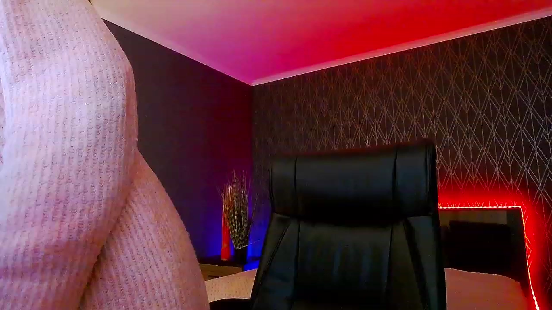 Gallery image thumbnail from KattySteal's myfreecams stream on, 12/05/2022, 08:10 image 8 of 20