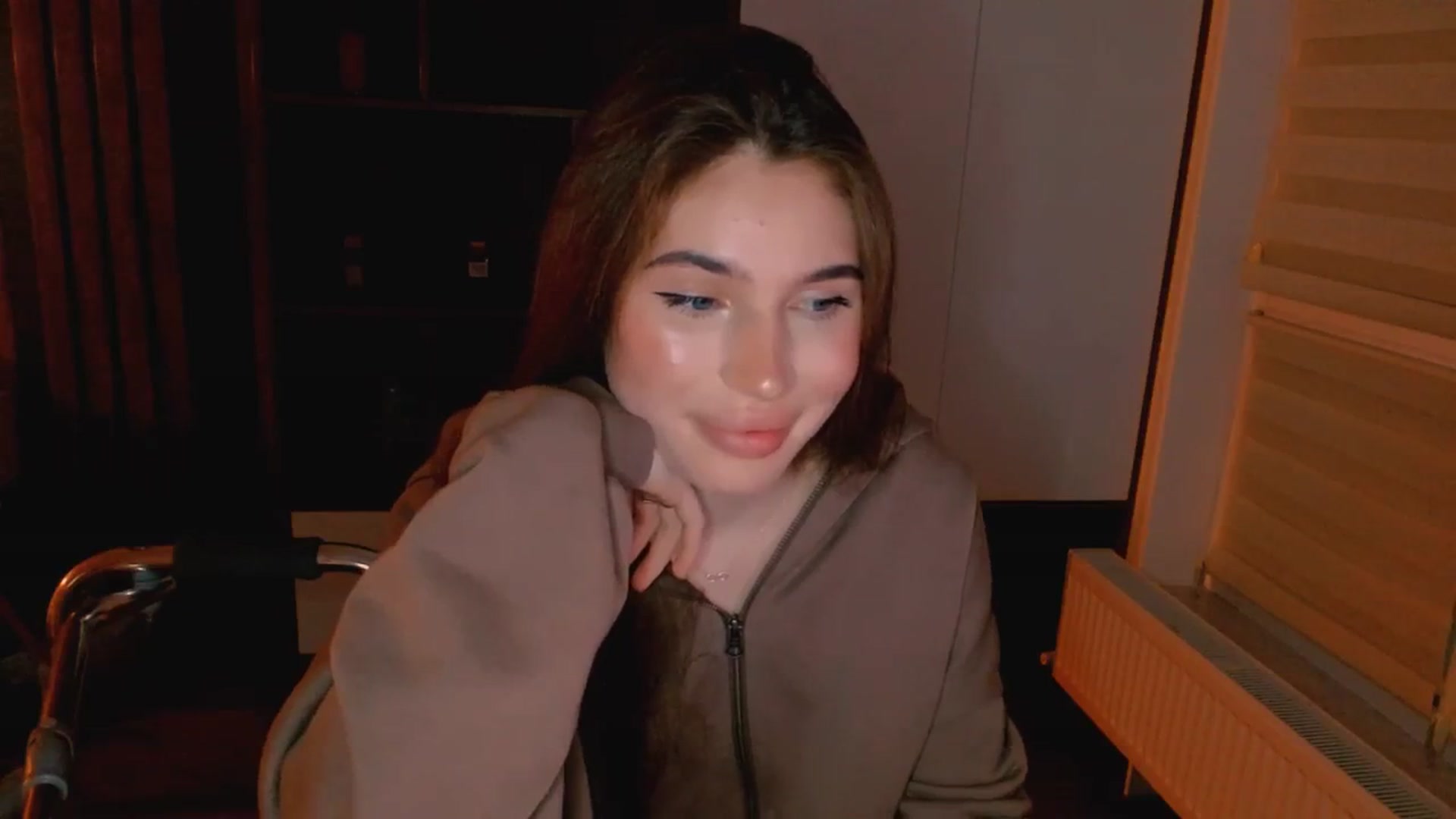 Gallery image thumbnail from Katty_Ree's myfreecams stream on, 11/14/2025, 24:39 image 3 of 20