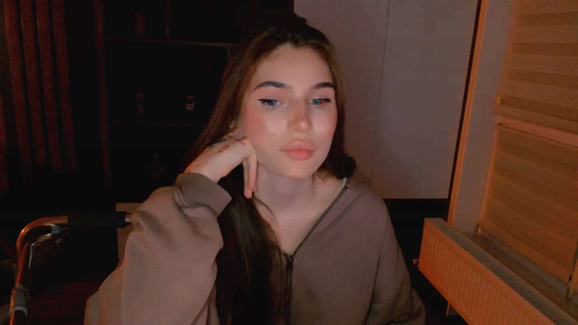 Gallery image thumbnail from Katty_Ree's myfreecams stream on, 11/14/2025, 24:39 image 1 of 20
