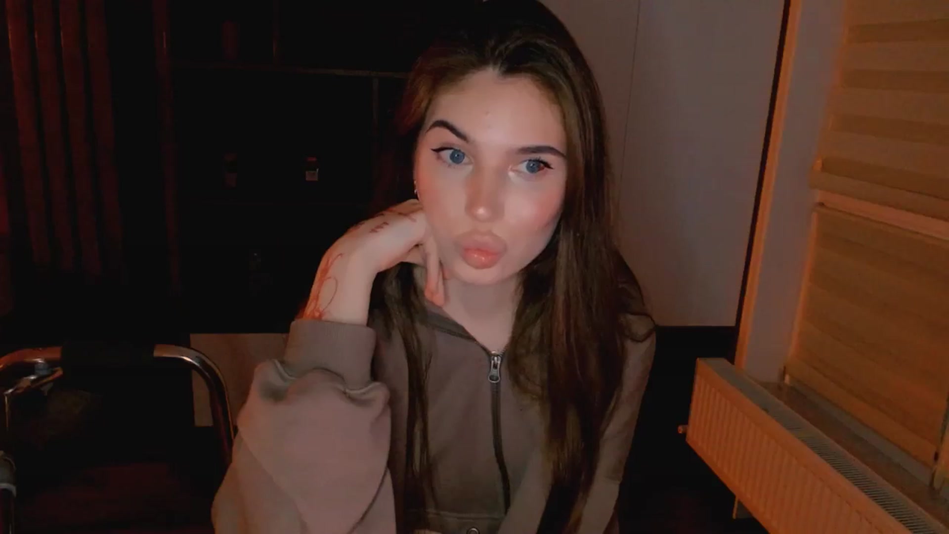 Gallery image thumbnail from Katty_Ree's myfreecams stream on, 11/14/2025, 24:39 image 6 of 20