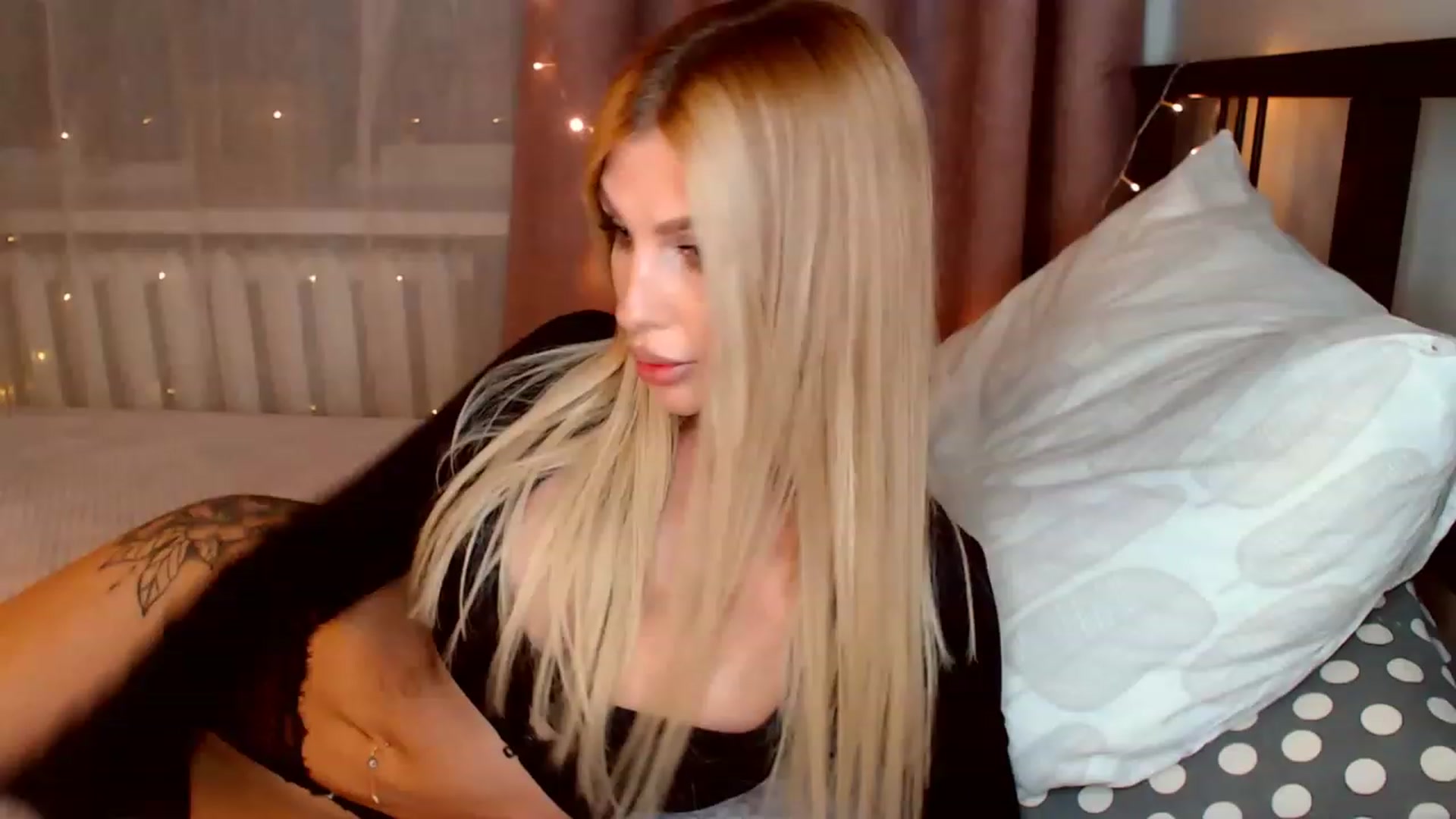 Gallery image thumbnail from KatyLi's myfreecams stream on, 11/21/2022, 24:17 image 6 of 20