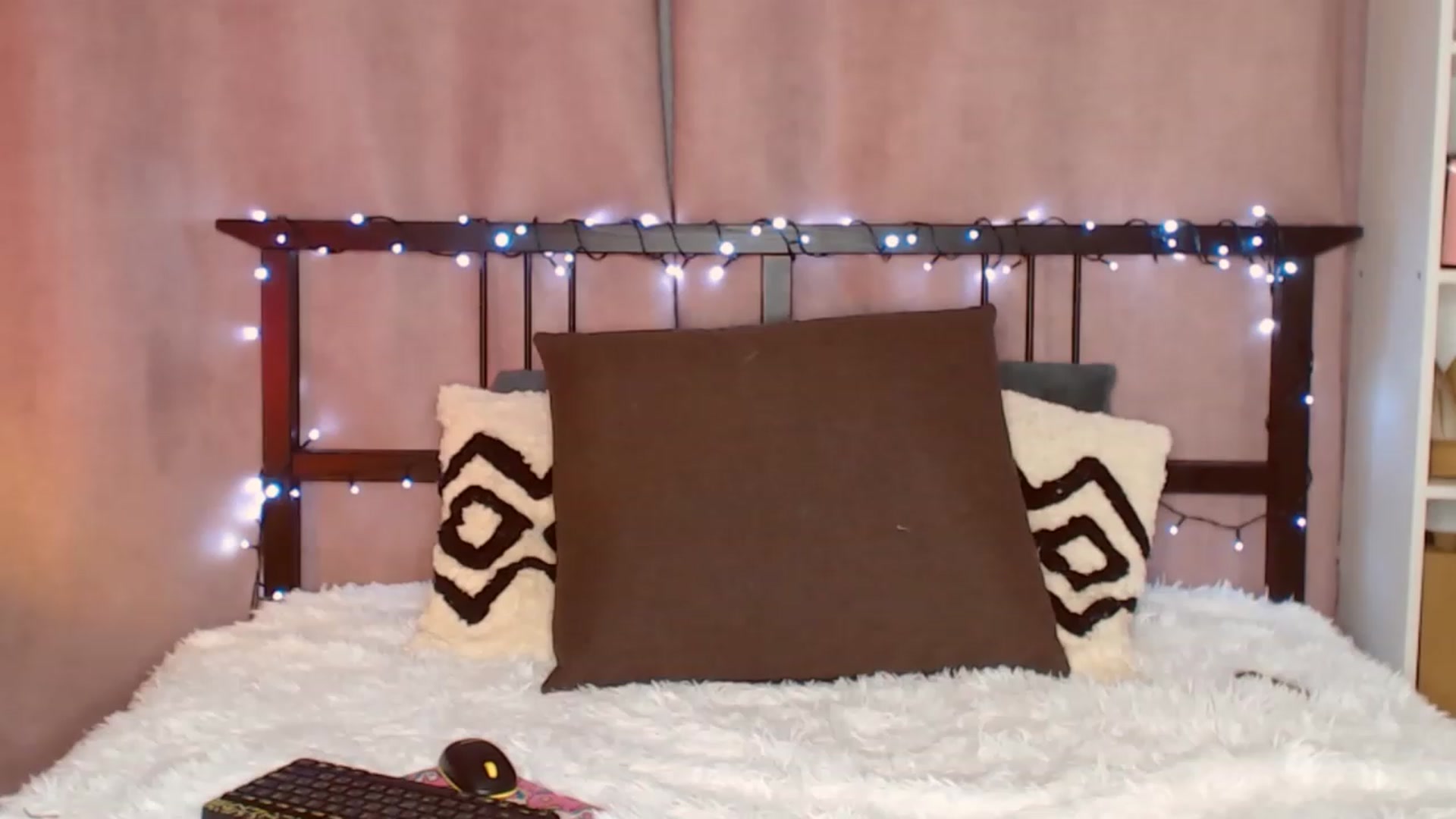 Gallery image thumbnail from KatyLi's myfreecams stream on, 02/04/2023, 15:21 image 18 of 20