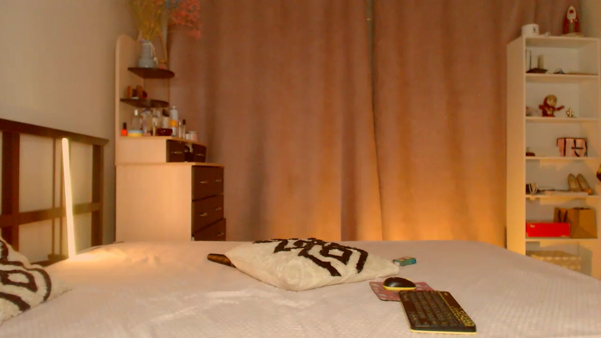 Gallery image thumbnail from KatyLi's myfreecams stream on, 03/20/2023, 23:14 image 12 of 20