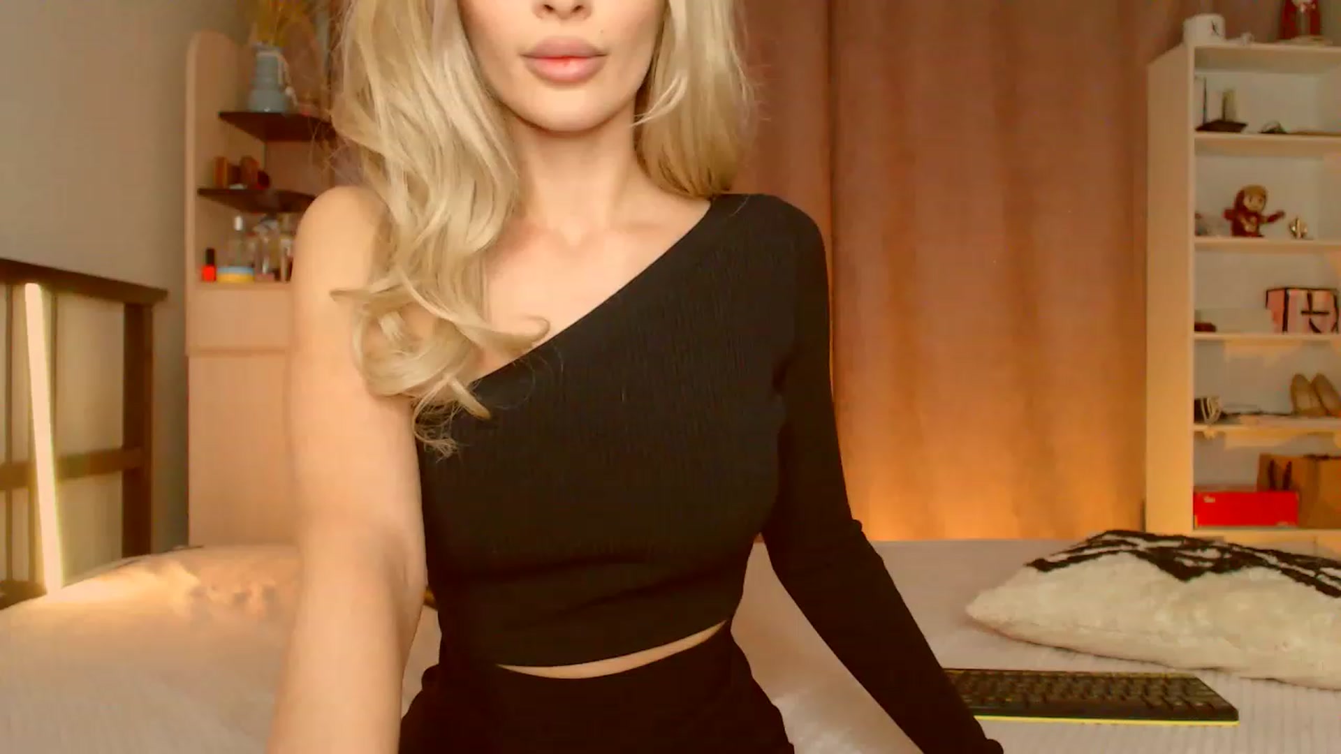 Gallery image thumbnail from KatyLi's myfreecams stream on, 03/20/2023, 23:14 image 7 of 20