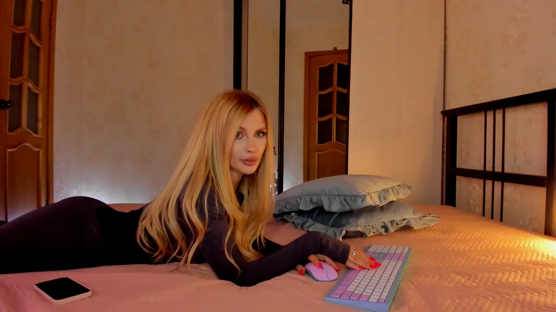 Gallery image thumbnail from KatyLi's myfreecams stream on, 08/09/2023, 21:47 image 19 of 20