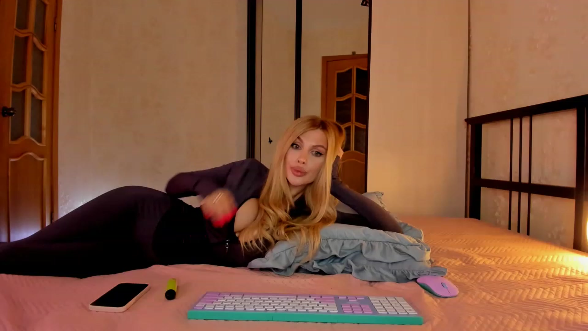 Gallery image thumbnail from KatyLi's myfreecams stream on, 08/09/2023, 21:47 image 15 of 20