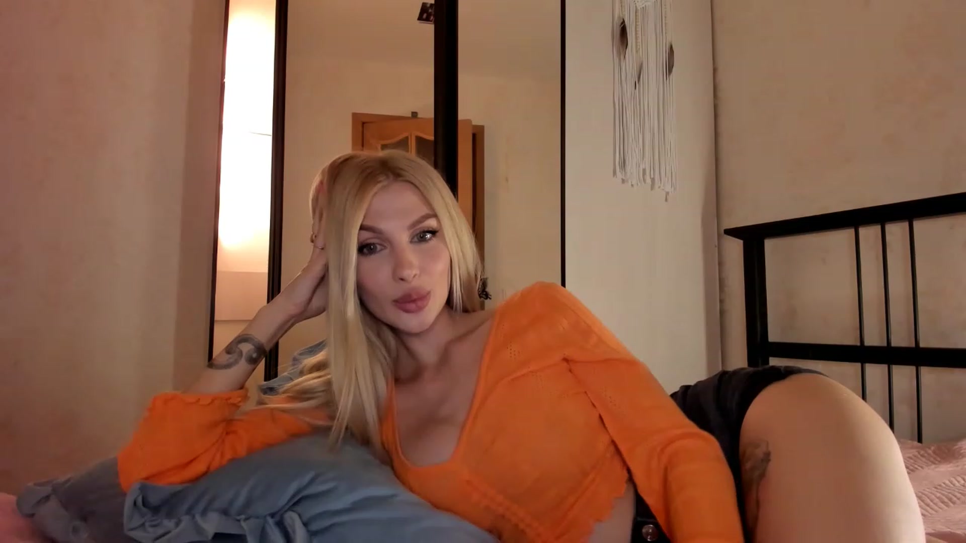 Gallery image thumbnail from KatyLi's myfreecams stream on, 08/22/2023, 22:38 image 15 of 20