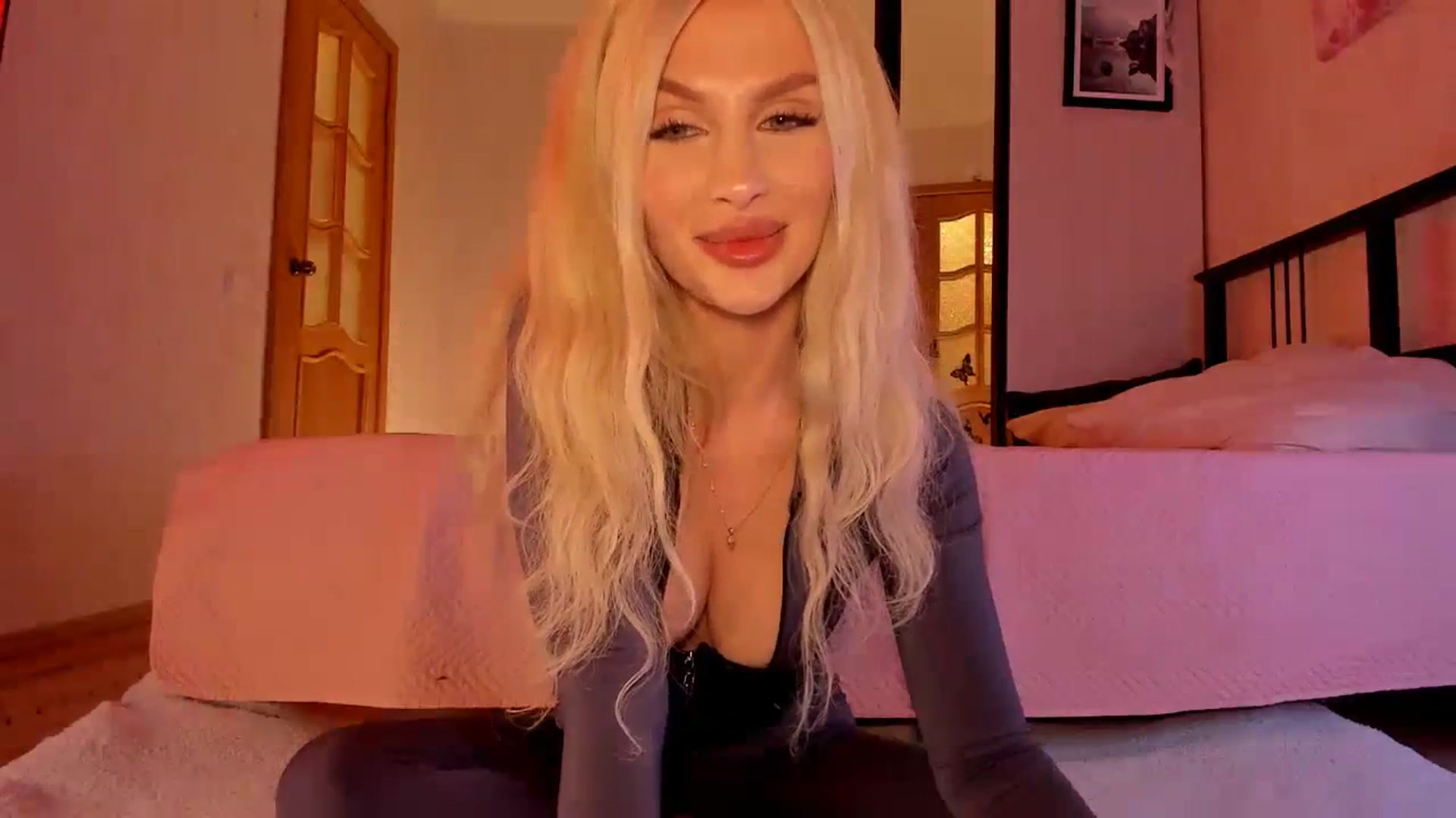 Gallery image thumbnail from KatyLi's myfreecams stream on, 12/10/2023, 20:47 image 6 of 20