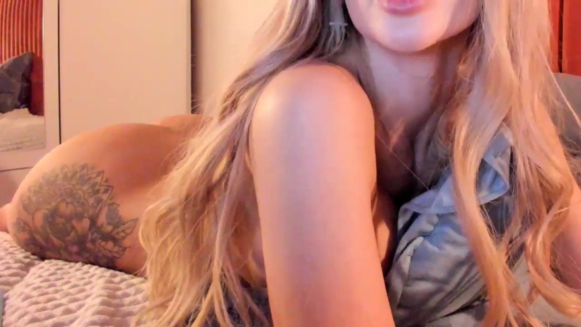 Gallery image thumbnail from KatyLi's myfreecams stream on, 05/17/2024, 23:26 image 18 of 20