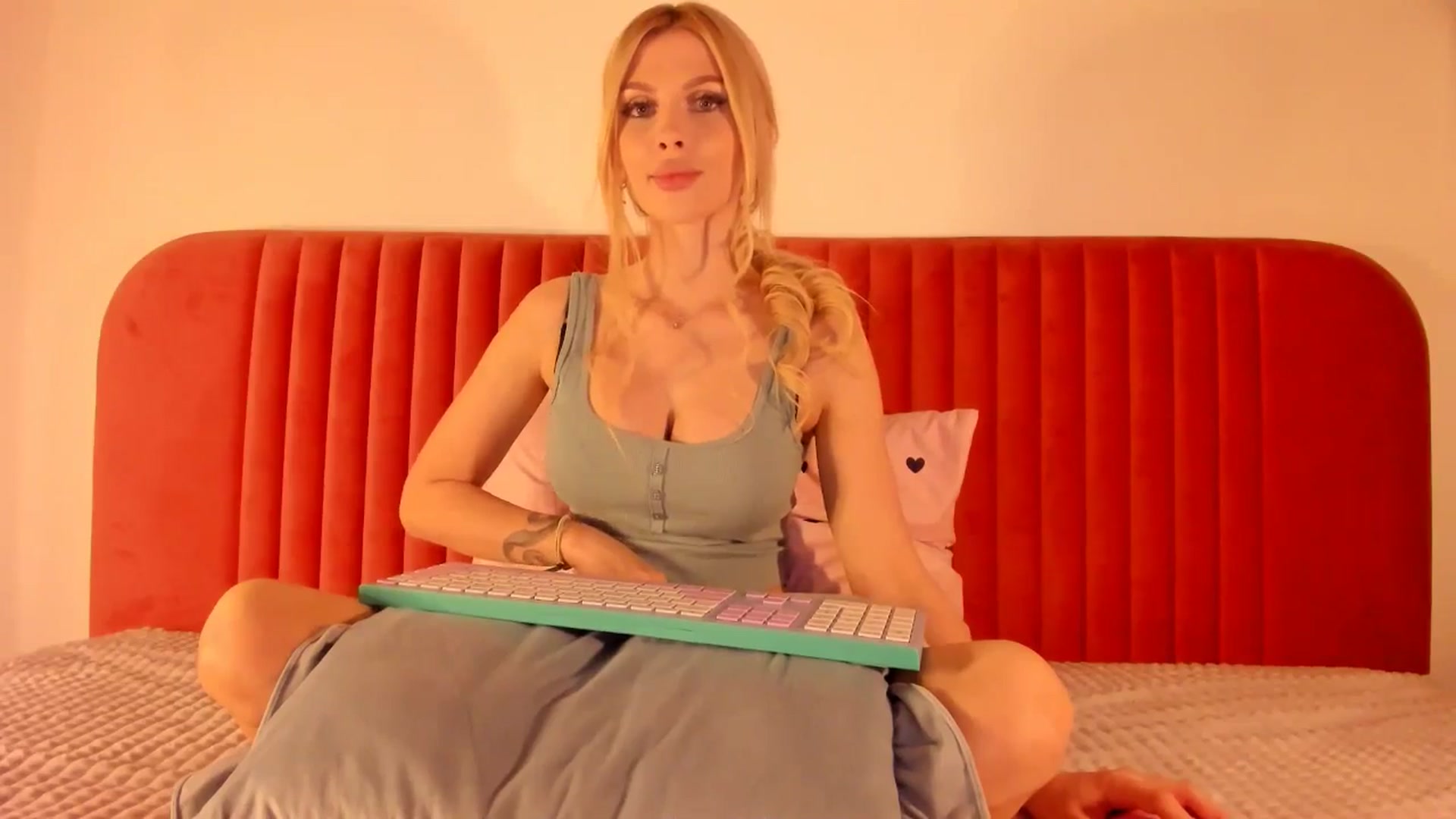 Gallery image thumbnail from KatyLi's myfreecams stream on, 05/27/2024, 21:02 image 6 of 20
