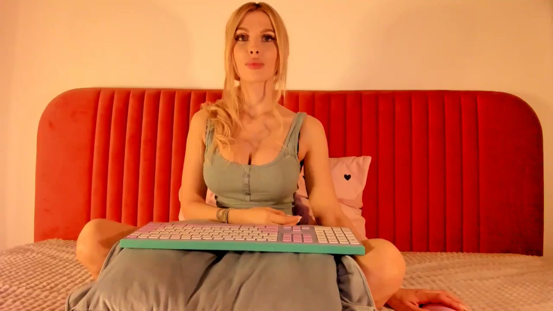 Gallery image thumbnail from KatyLi's myfreecams stream on, 05/27/2024, 21:02 image 4 of 20