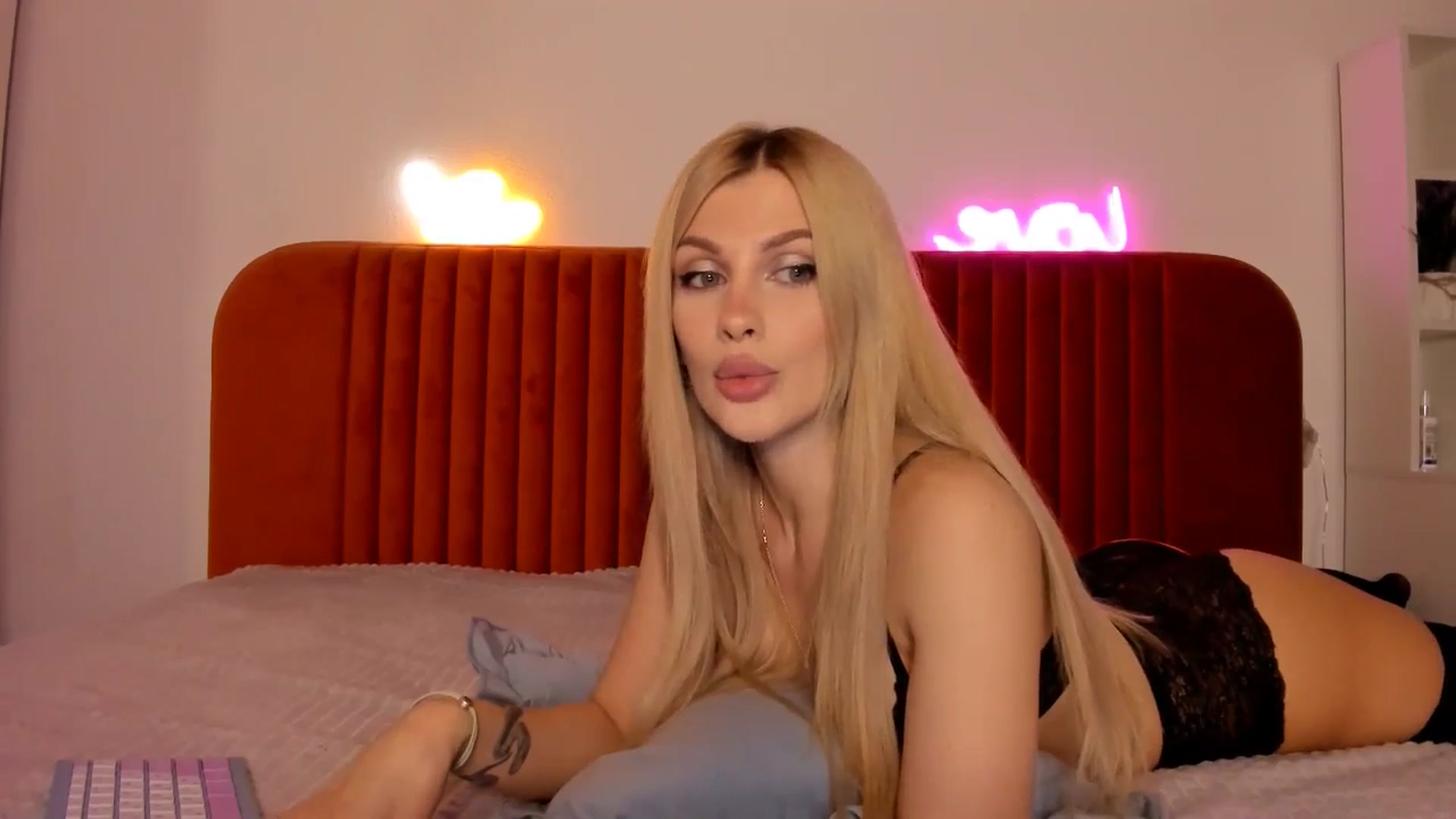 Gallery image thumbnail from KatyLi's myfreecams stream on, 05/30/2024, 20:40 image 18 of 20