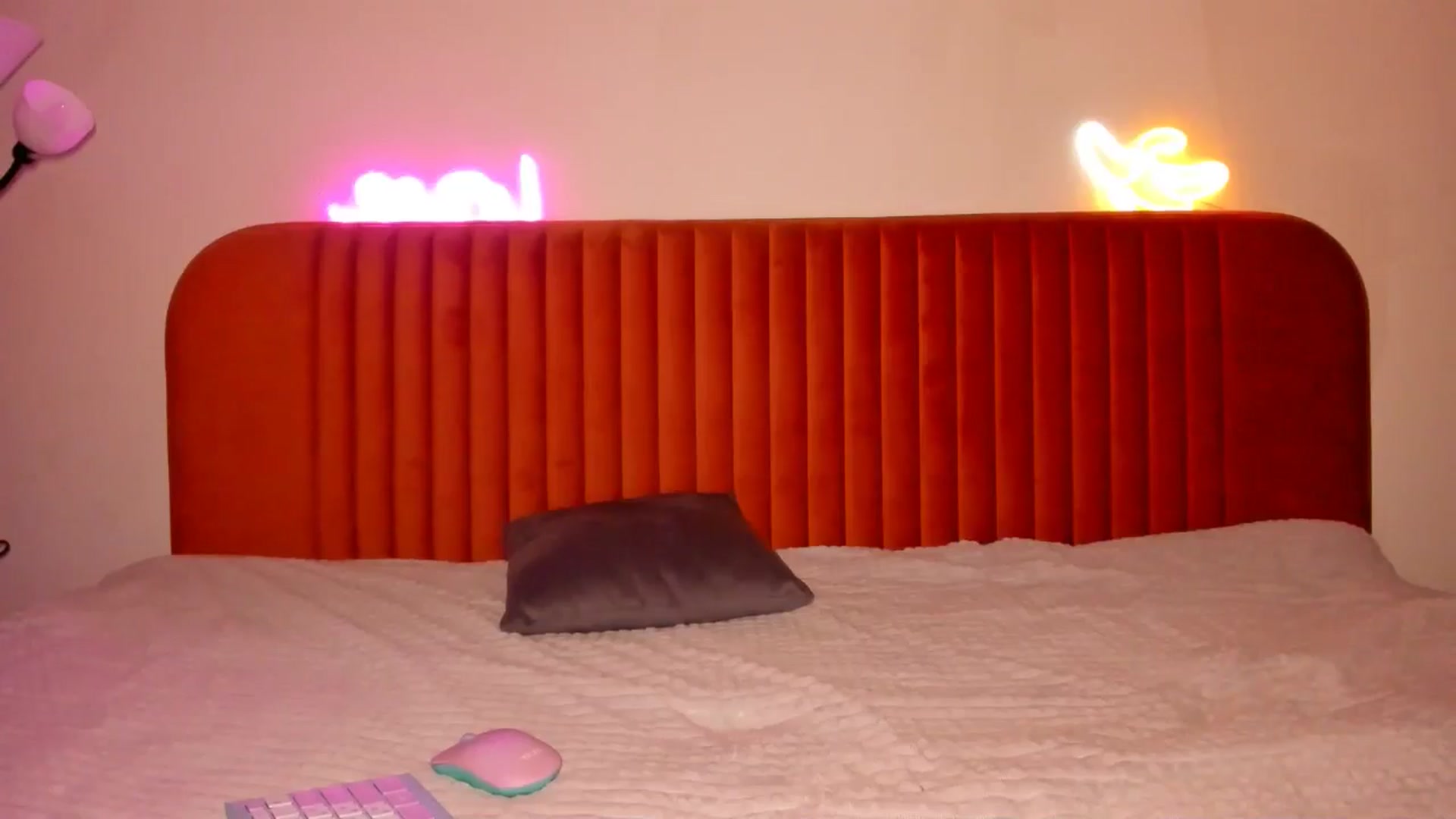 Gallery image thumbnail from KatyLi's myfreecams stream on, 06/19/2024, 21:19 image 3 of 20