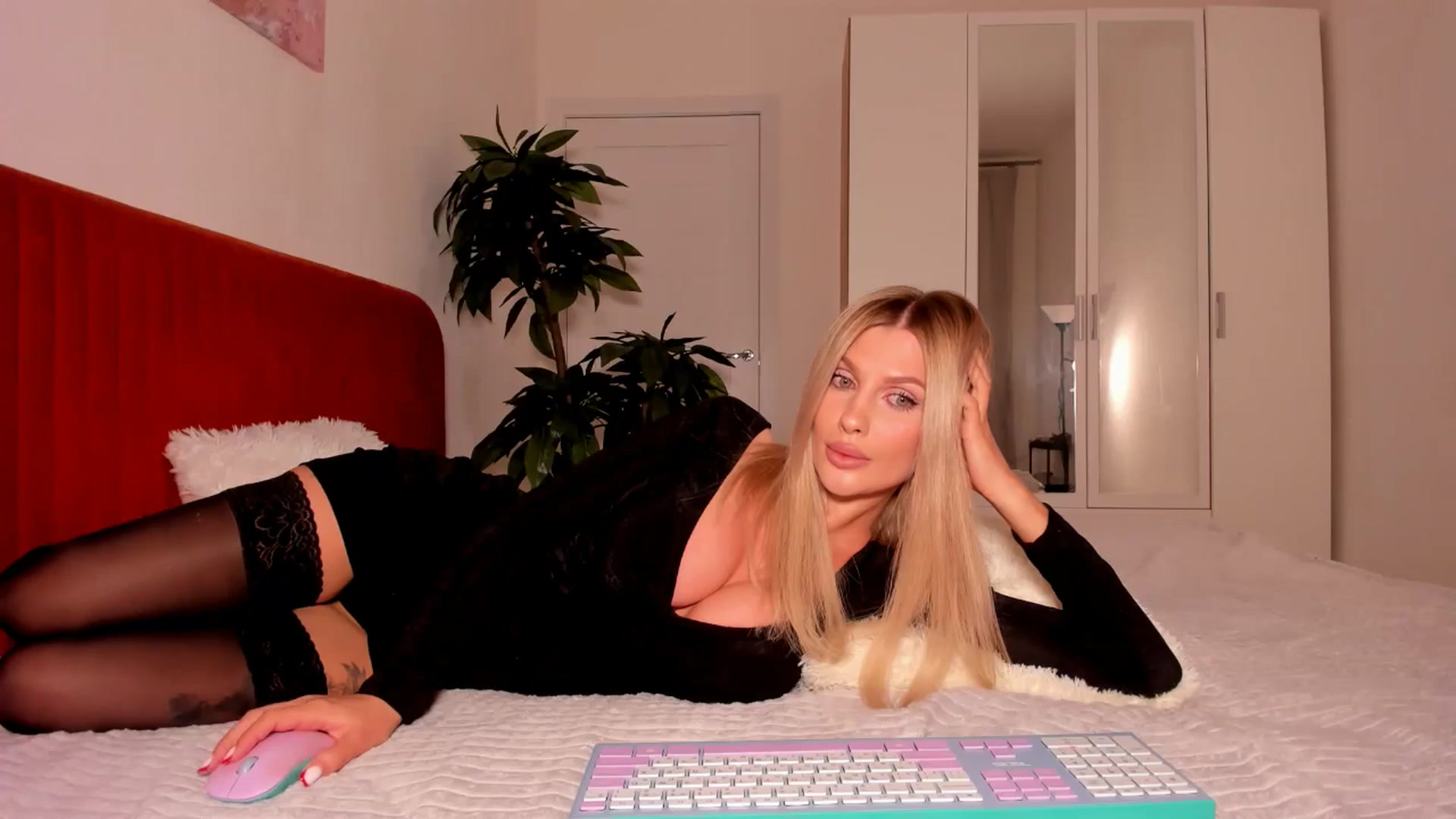Gallery image thumbnail from KatyLi's myfreecams stream on, 09/13/2024, 22:17 image 3 of 20