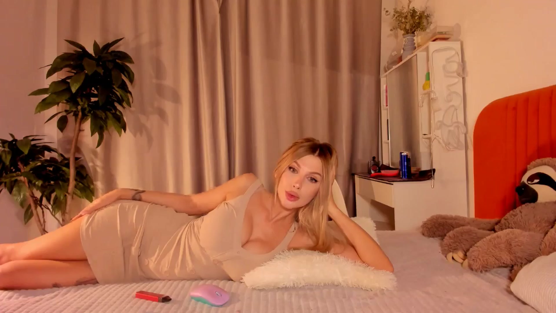 Gallery image thumbnail from KatyLi's myfreecams stream on, 10/17/2024, 21:37 image 3 of 20