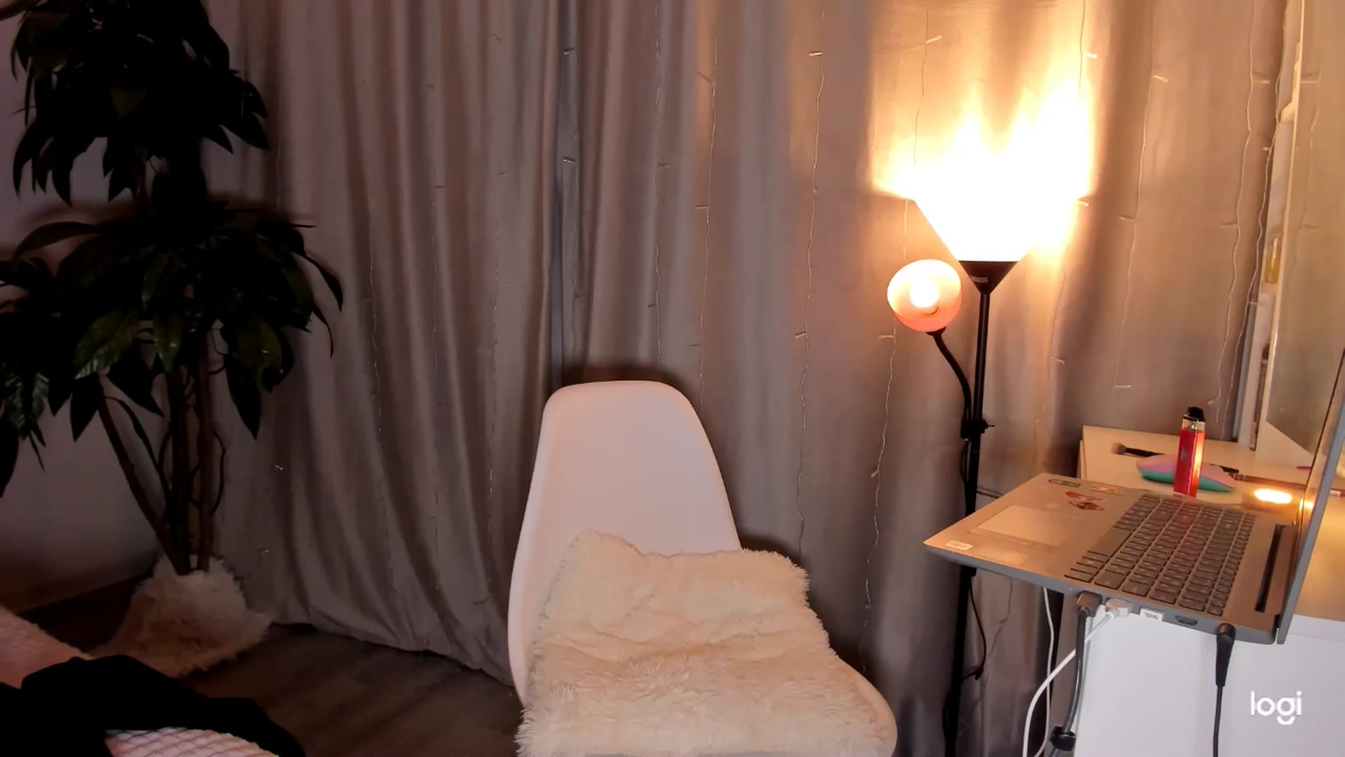 Gallery image thumbnail from KatyLi's myfreecams stream on, 12/15/2024, 23:03 image 16 of 20