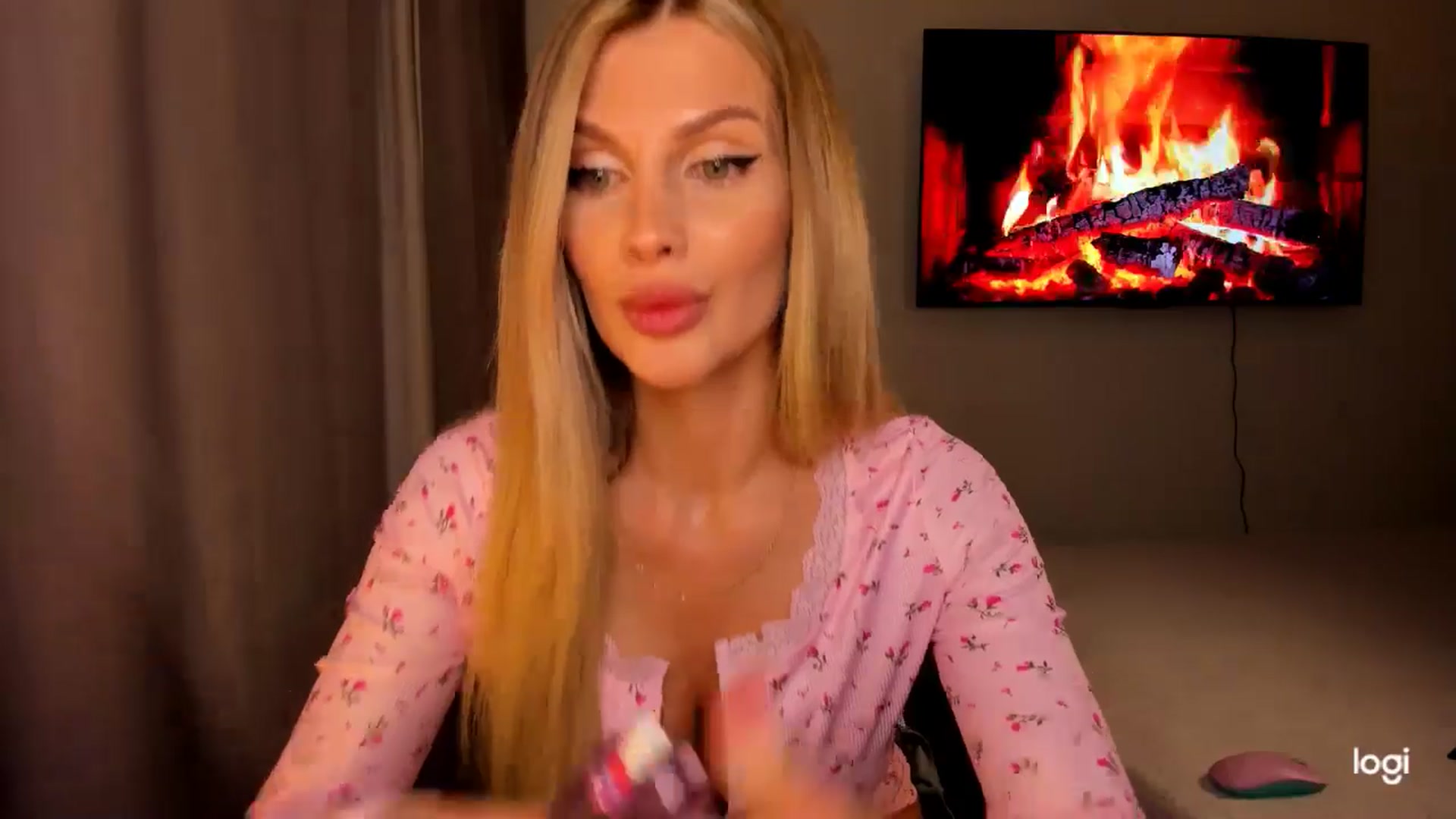 Gallery image thumbnail from KatyLi's myfreecams stream on, 05/19/2025, 22:14 image 8 of 20