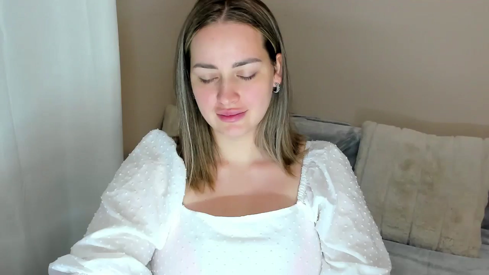 Gallery image thumbnail from Katy__Berry's myfreecams stream on, 11/10/2024, 14:56 image 7 of 20