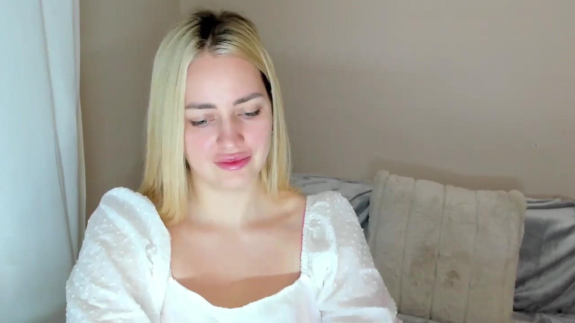 Gallery image thumbnail from Katy__Berry's myfreecams stream on, 01/19/2025, 15:51 image 16 of 20