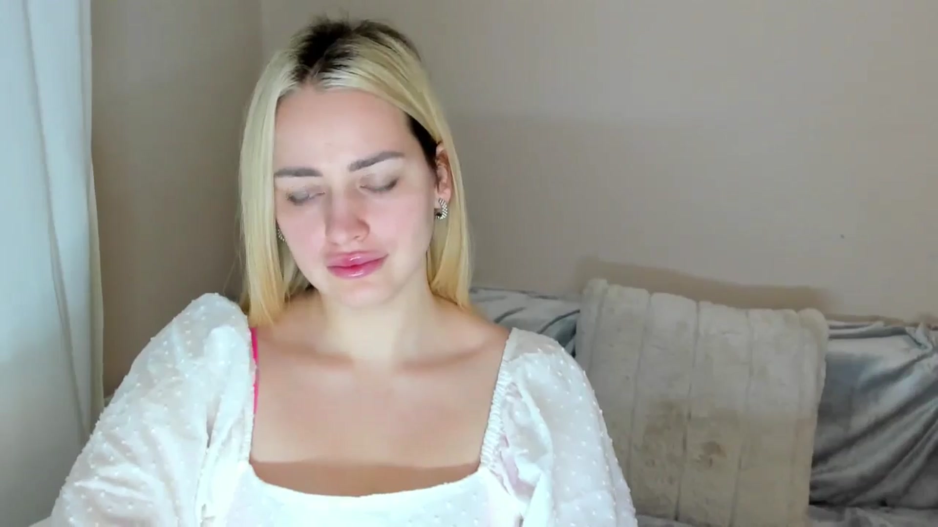 Gallery image thumbnail from Katy__Berry's myfreecams stream on, 01/19/2025, 15:51 image 12 of 20