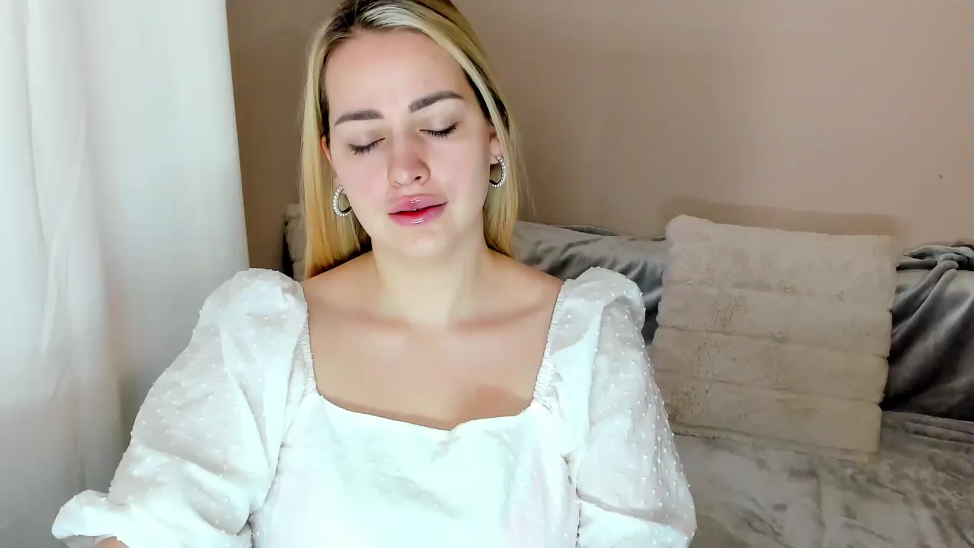 Gallery image thumbnail from Katy__Berry's myfreecams stream on, 02/15/2025, 14:01 image 1 of 20