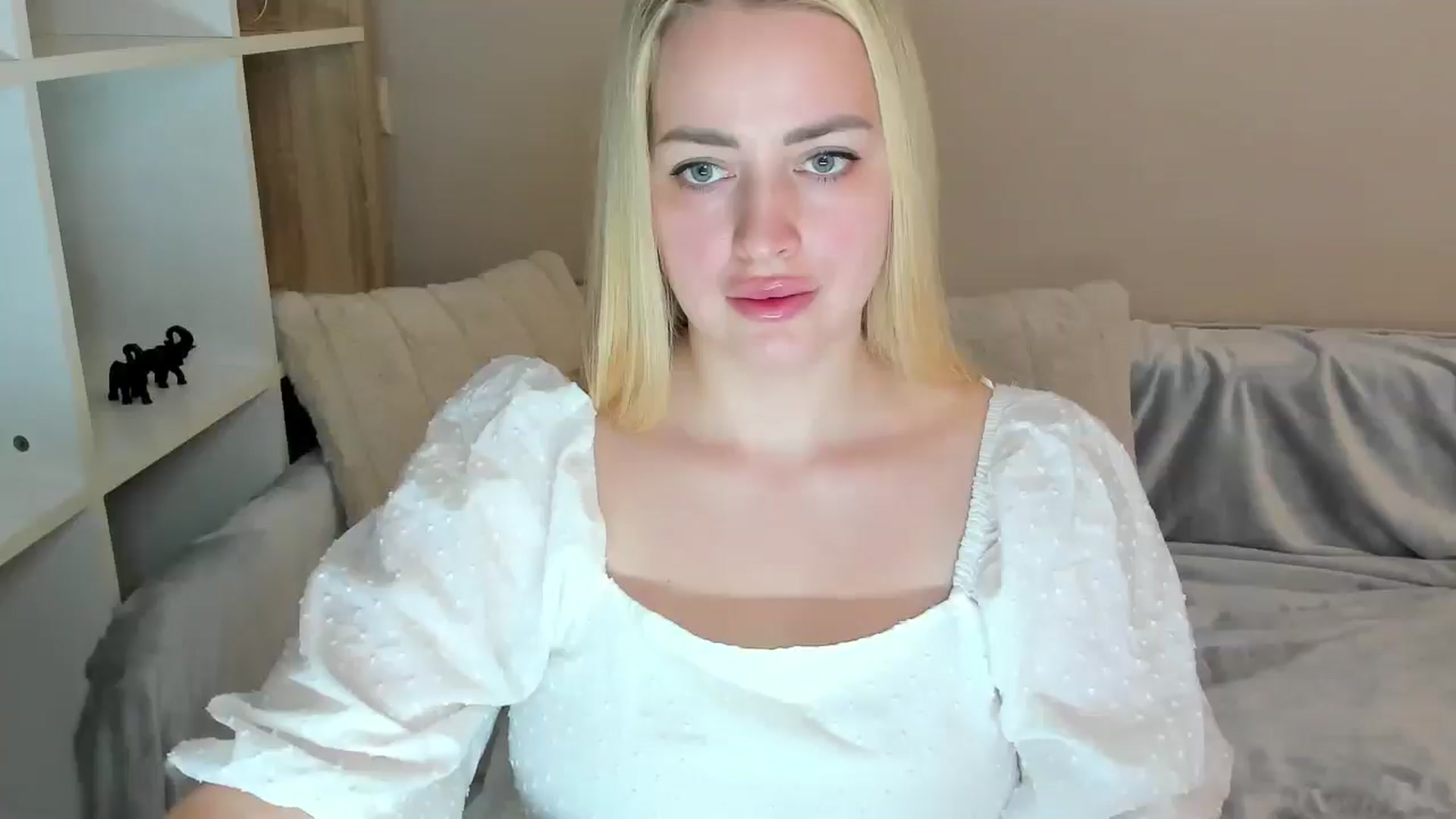 Gallery image thumbnail from Katy__Berry's myfreecams stream on, 03/22/2025, 13:23 image 16 of 20