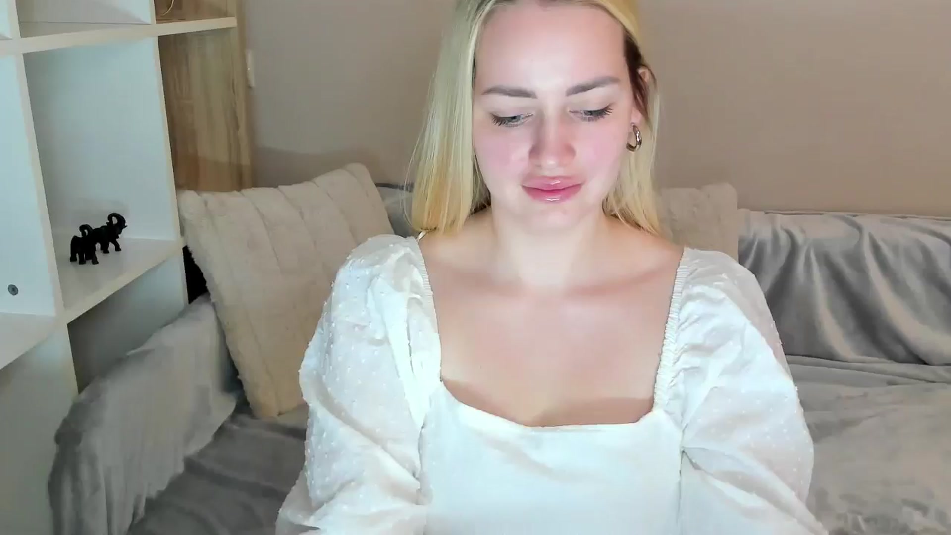 Gallery image thumbnail from Katy__Berry's myfreecams stream on, 03/22/2025, 13:23 image 10 of 20