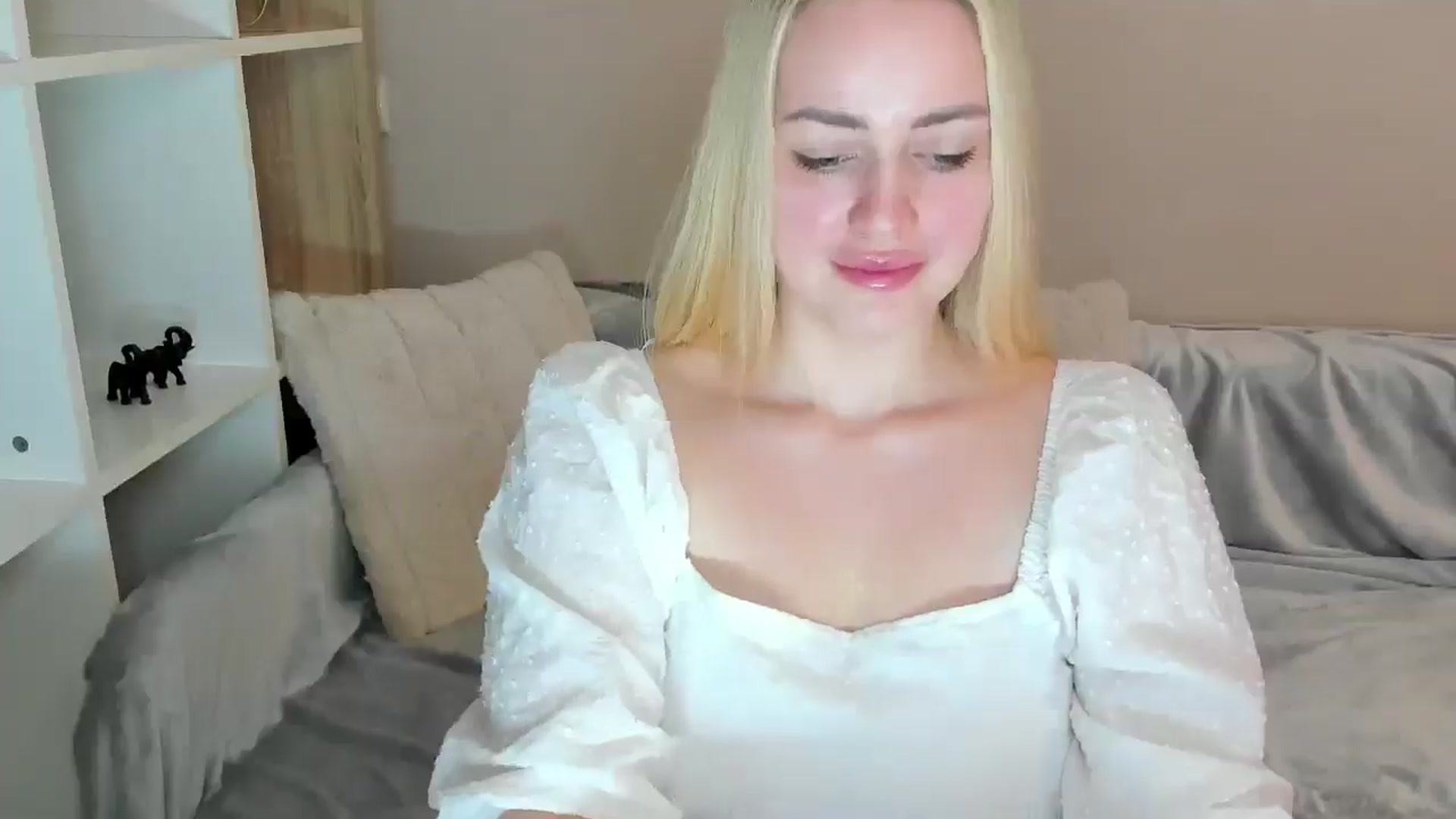Gallery image thumbnail from Katy__Berry's myfreecams stream on, 03/22/2025, 13:23 image 12 of 20