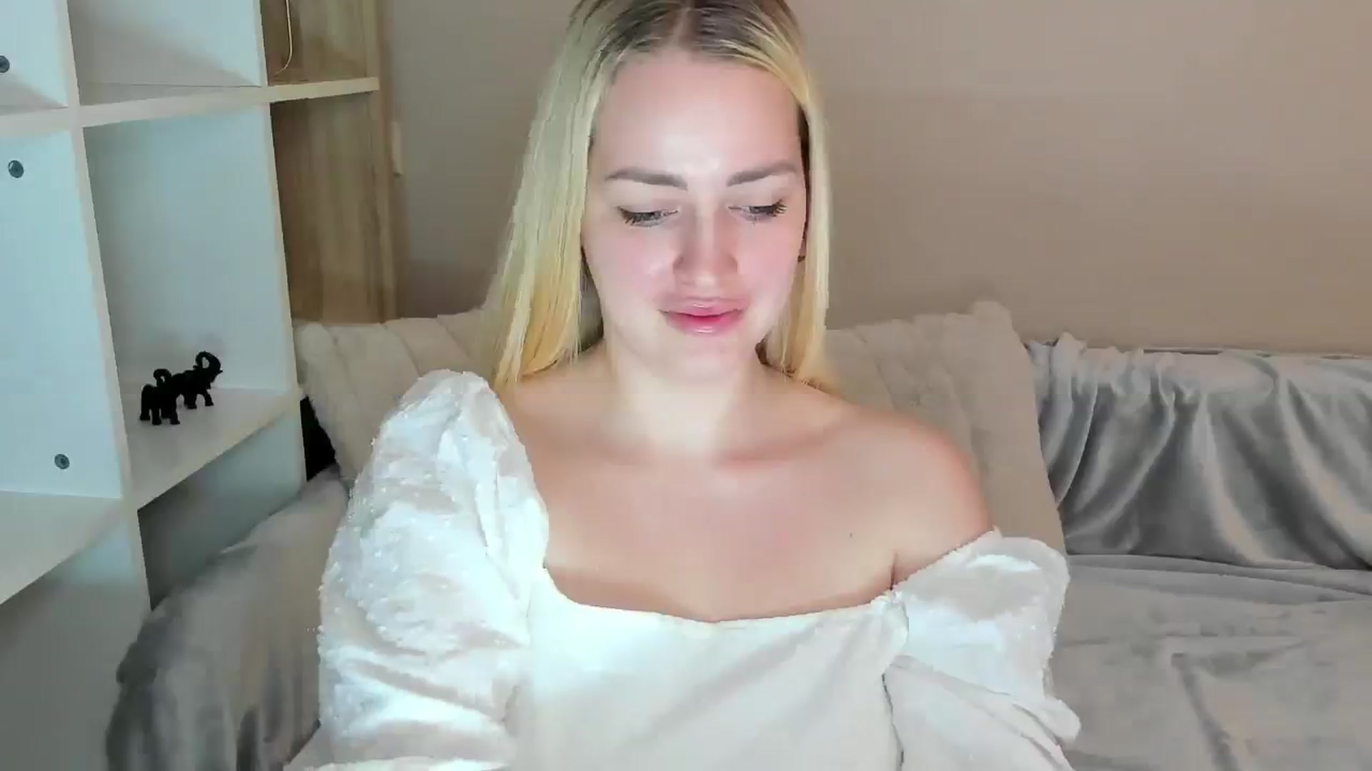 Gallery image thumbnail from Katy__Berry's myfreecams stream on, 03/22/2025, 14:38 image 11 of 20