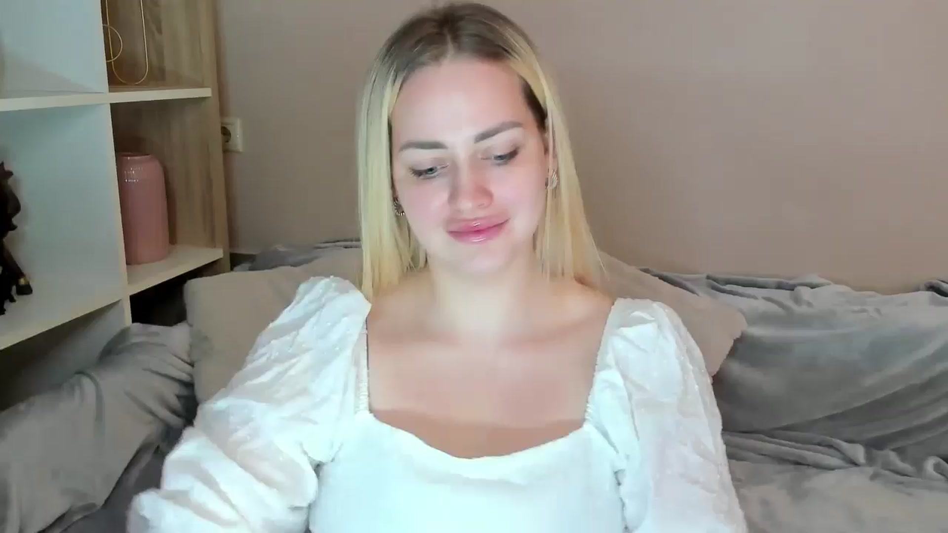 Gallery image thumbnail from Katy__Berry's myfreecams stream on, 05/14/2025, 13:45 image 17 of 20
