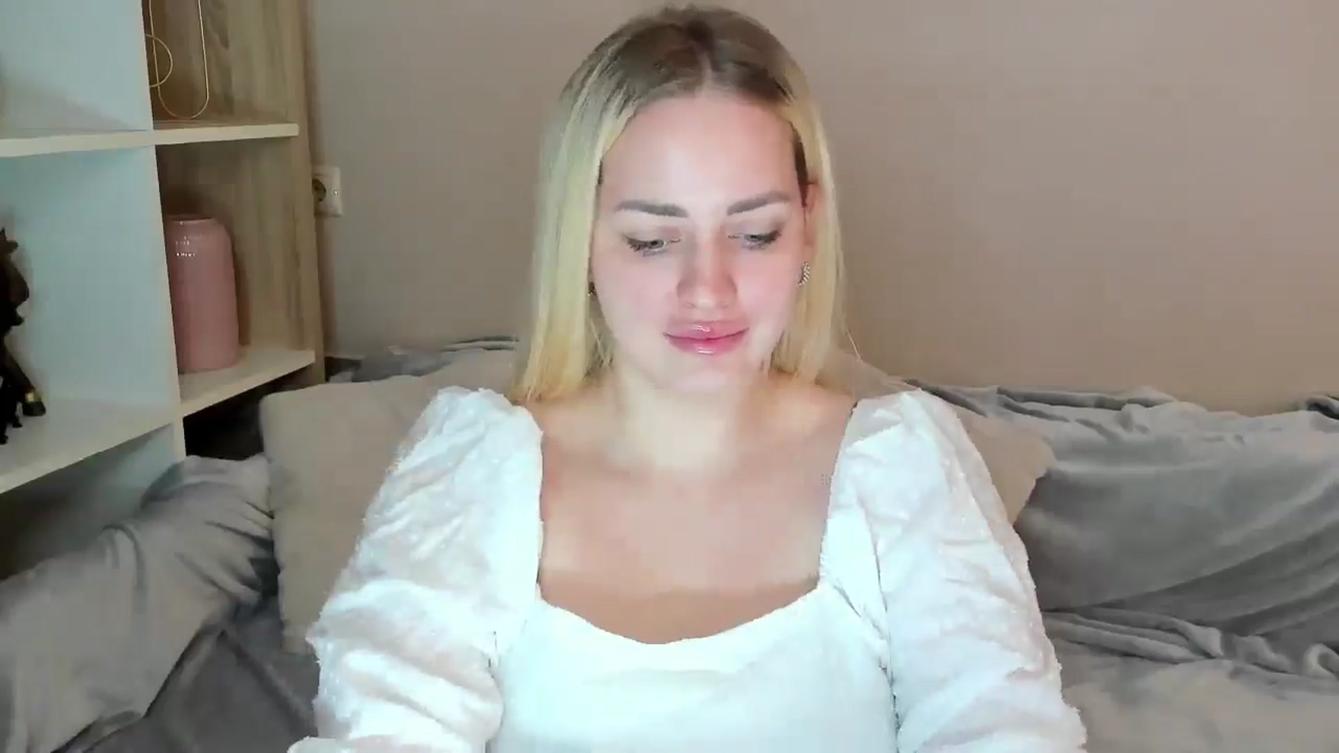 Gallery image thumbnail from Katy__Berry's myfreecams stream on, 05/14/2025, 13:45 image 16 of 20