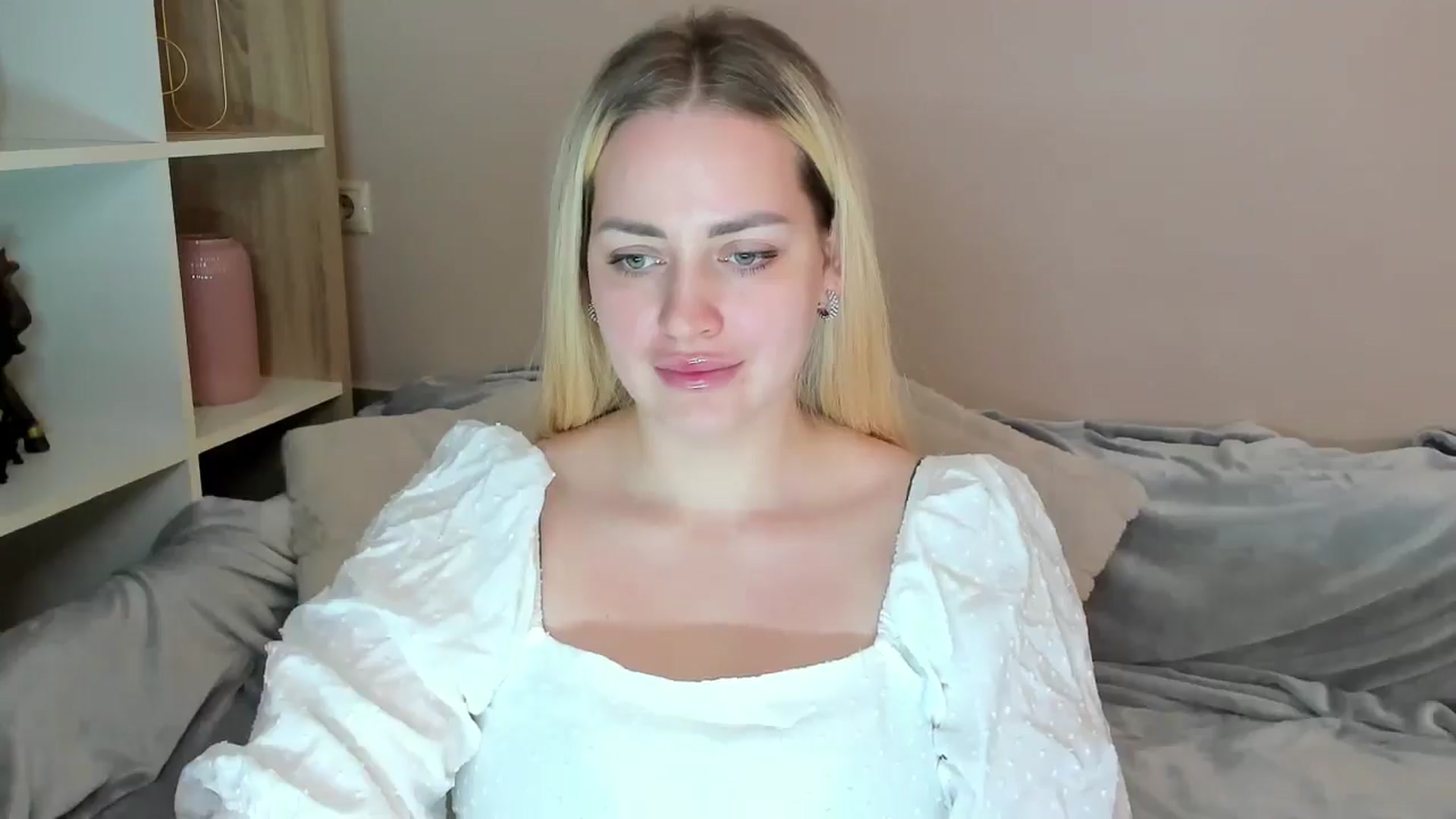Gallery image thumbnail from Katy__Berry's myfreecams stream on, 05/14/2025, 13:45 image 15 of 20