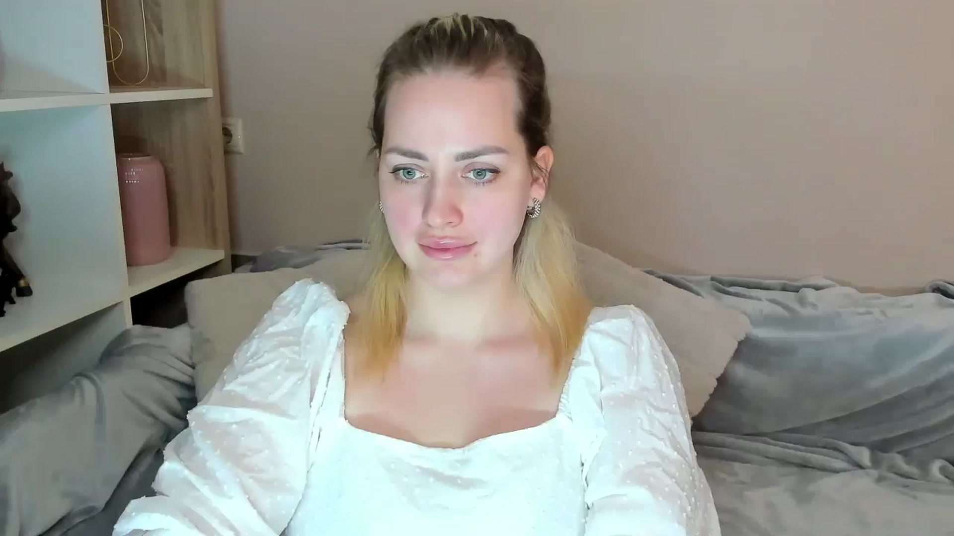 Gallery image thumbnail from Katy__Berry's myfreecams stream on, 05/14/2025, 14:27 image 1 of 20