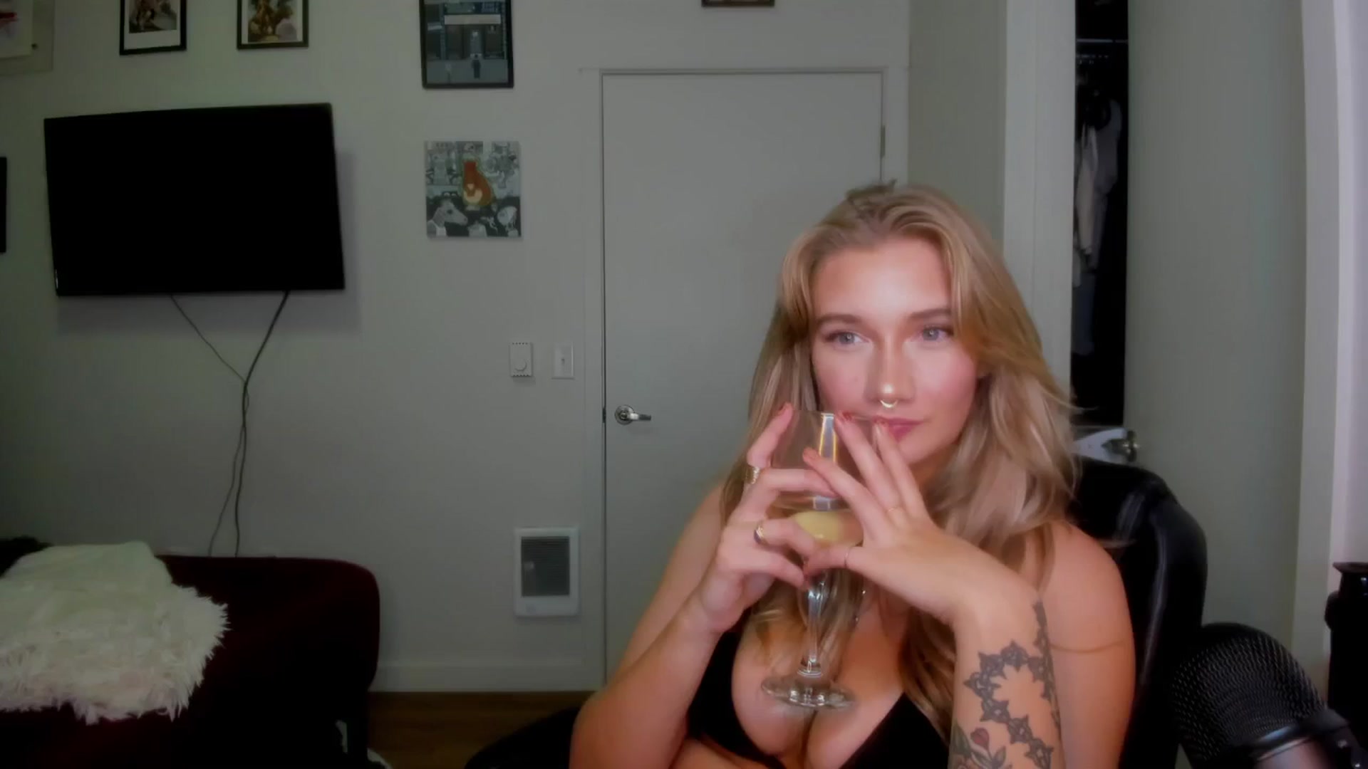 Gallery image thumbnail from Katydayy's myfreecams stream on, 09/16/2024, 03:40 image 10 of 20