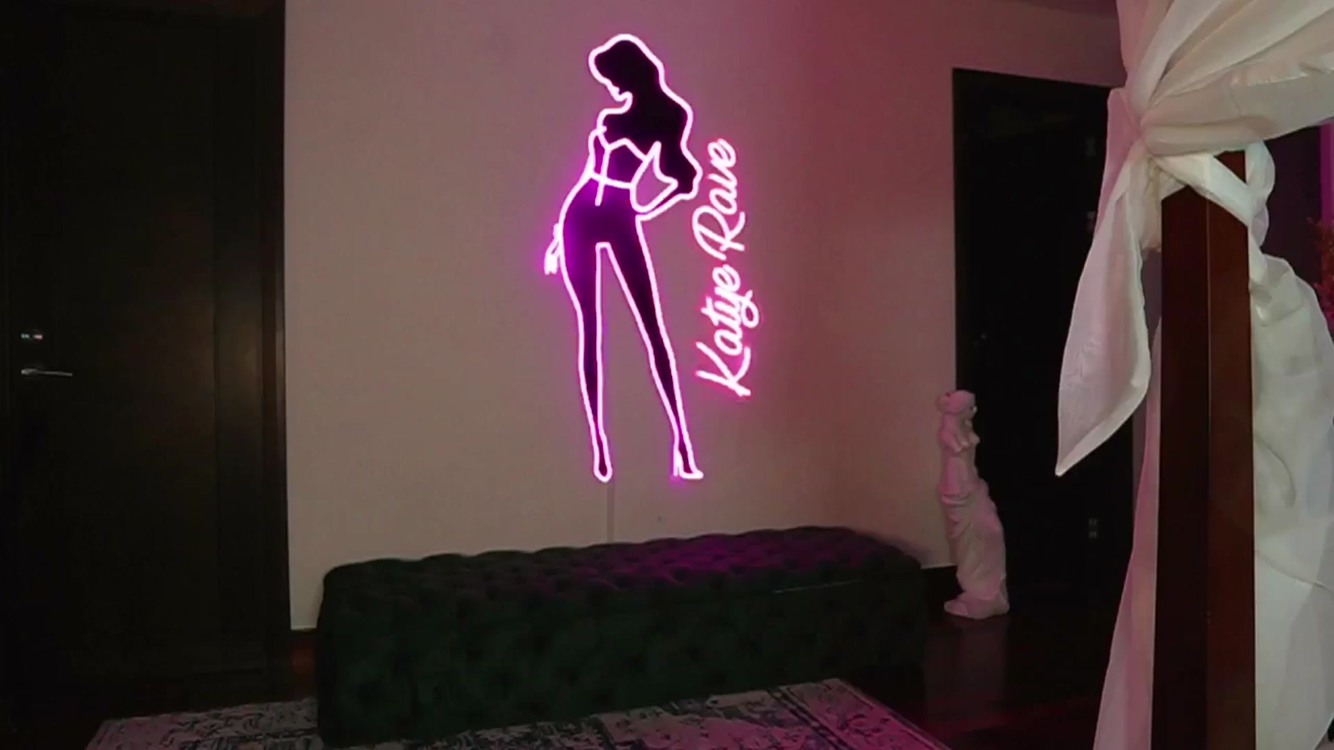 Gallery image thumbnail from KatyeRave's myfreecams stream on, 01/27/2026, 24:55 image 15 of 20