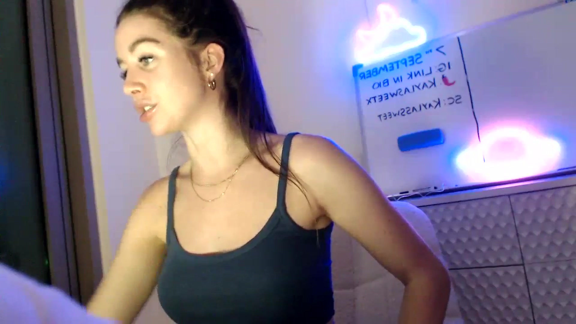 Gallery image thumbnail from Kayla_x's myfreecams stream on, 09/07/2023, 15:53 image 15 of 20