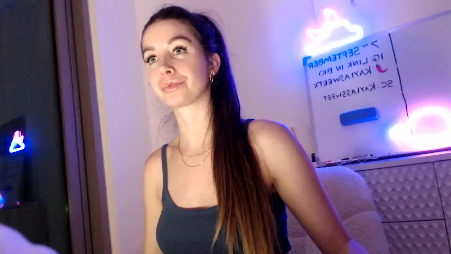 Gallery image thumbnail from Kayla_x's myfreecams stream on, 09/07/2023, 15:53 image 9 of 20