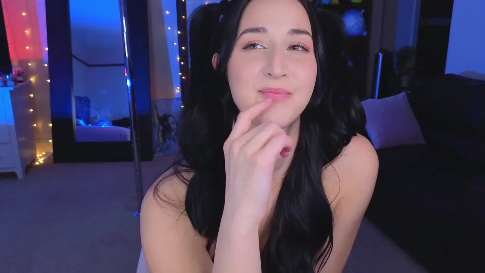 Gallery image thumbnail from KaylenPeach's myfreecams stream on, 04/14/2023, 05:02 image 5 of 20