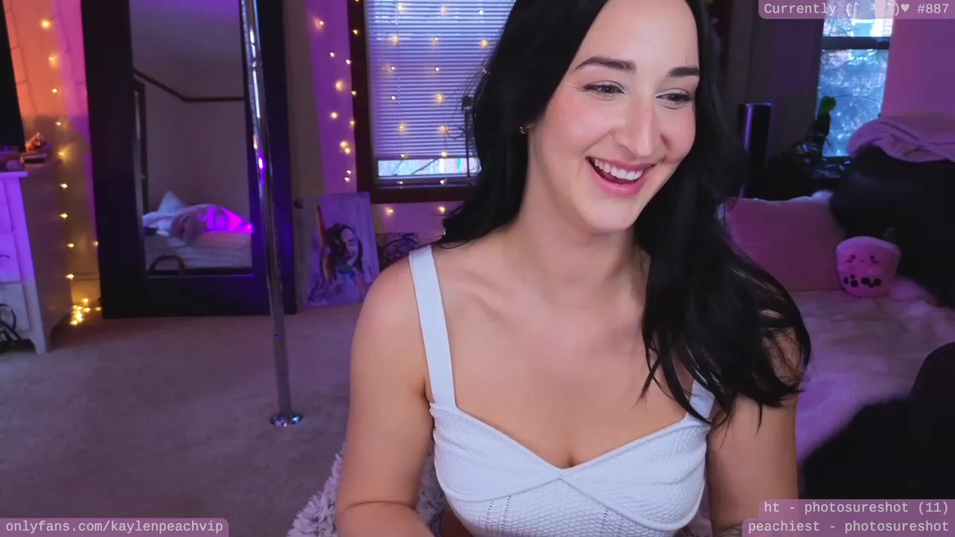 Gallery image thumbnail from KaylenPeach's myfreecams stream on, 04/25/2023, 01:54 image 3 of 20