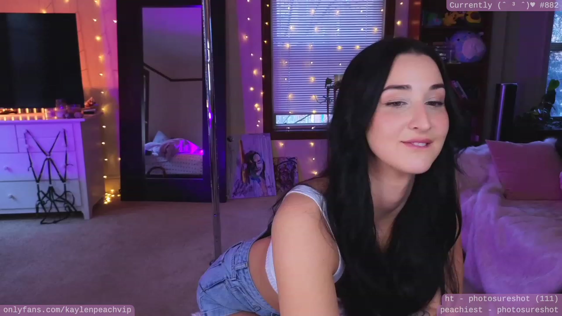 Gallery image thumbnail from KaylenPeach's myfreecams stream on, 04/25/2023, 01:54 image 12 of 20