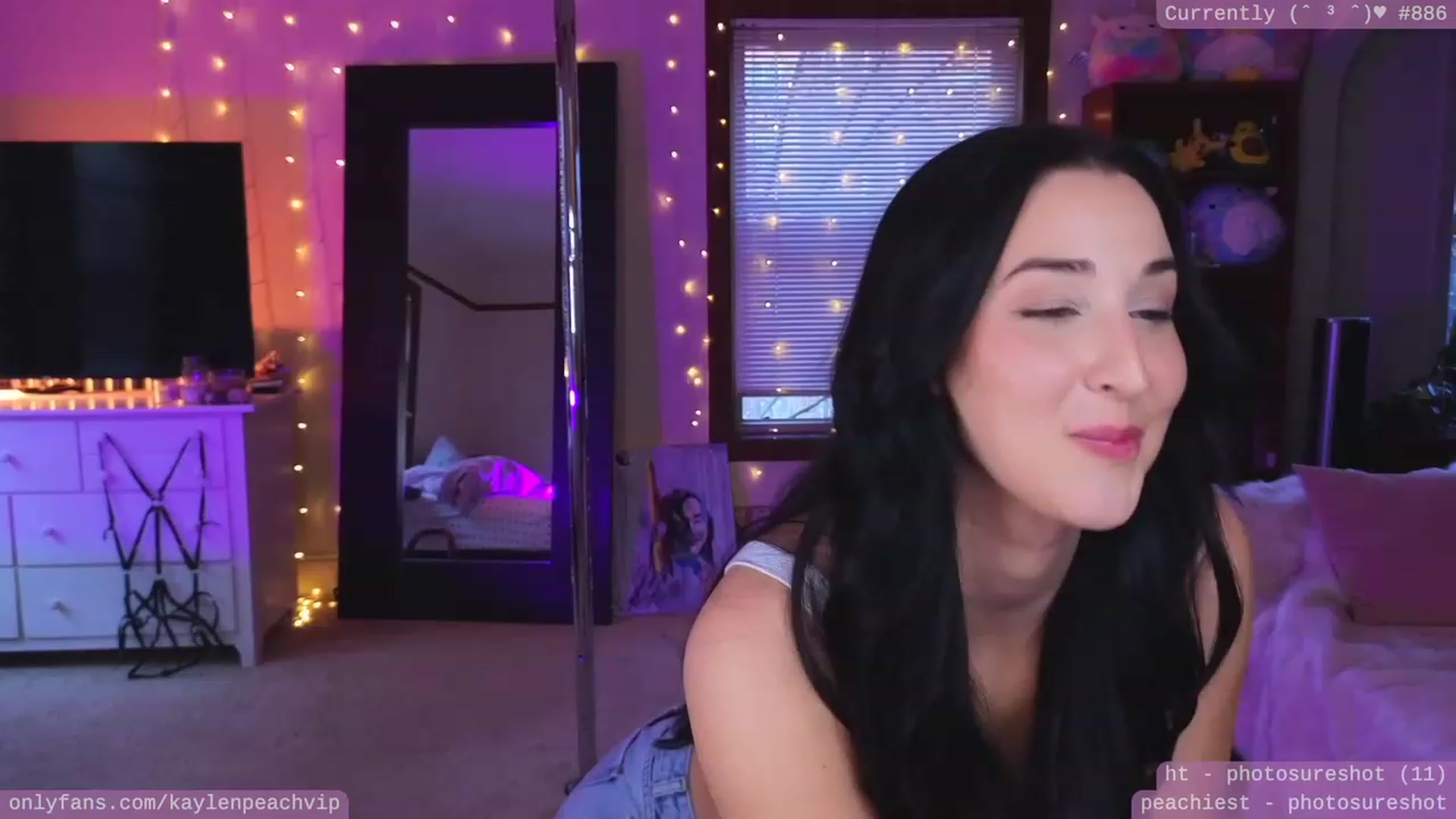 Gallery image thumbnail from KaylenPeach's myfreecams stream on, 04/25/2023, 01:54 image 11 of 20