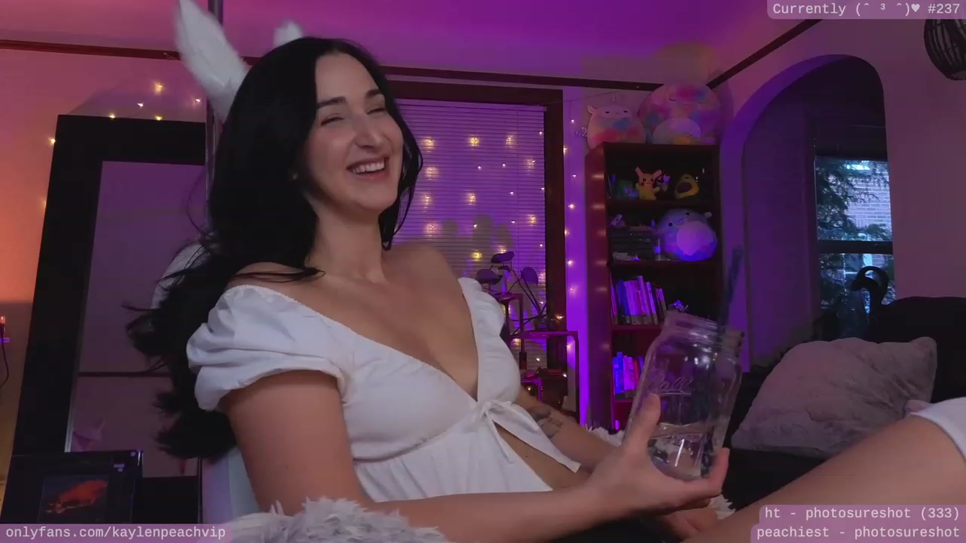 Gallery image thumbnail from KaylenPeach's myfreecams stream on, 05/16/2023, 03:32 image 17 of 20