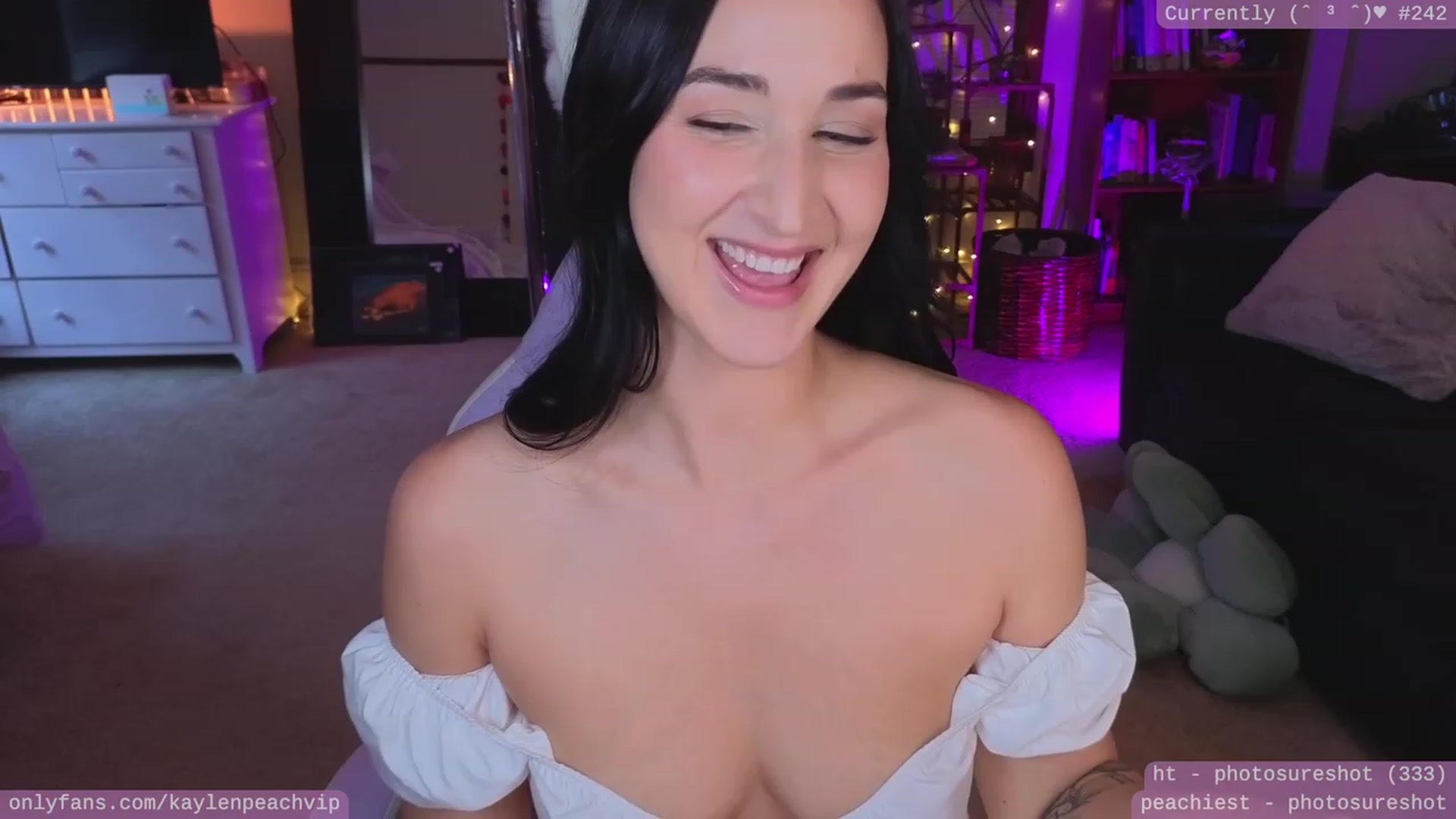 Gallery image thumbnail from KaylenPeach's myfreecams stream on, 05/16/2023, 03:32 image 10 of 20
